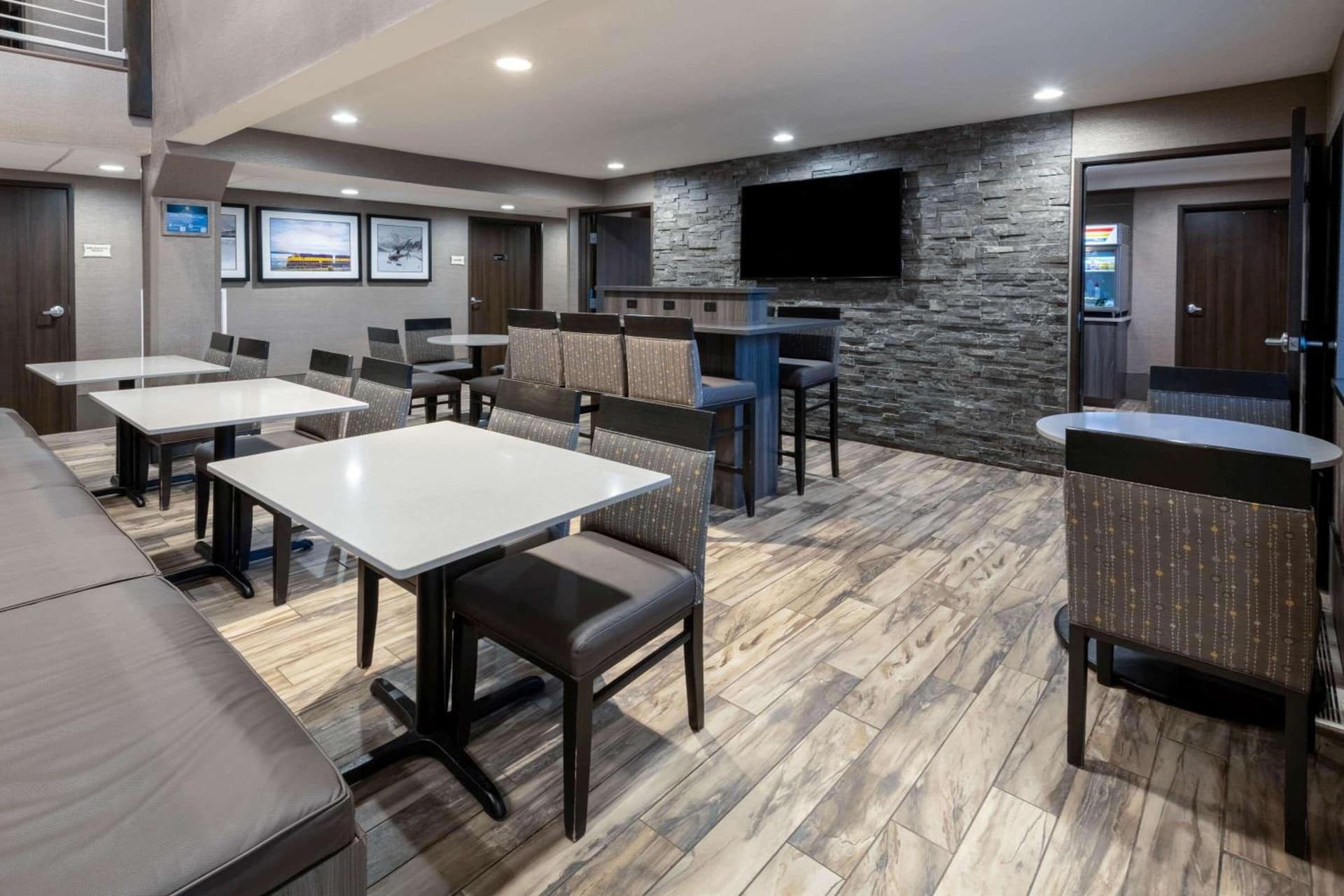La Quinta by Wyndham Anchorage Airport gallery photo in Anchorage, AK — image 26