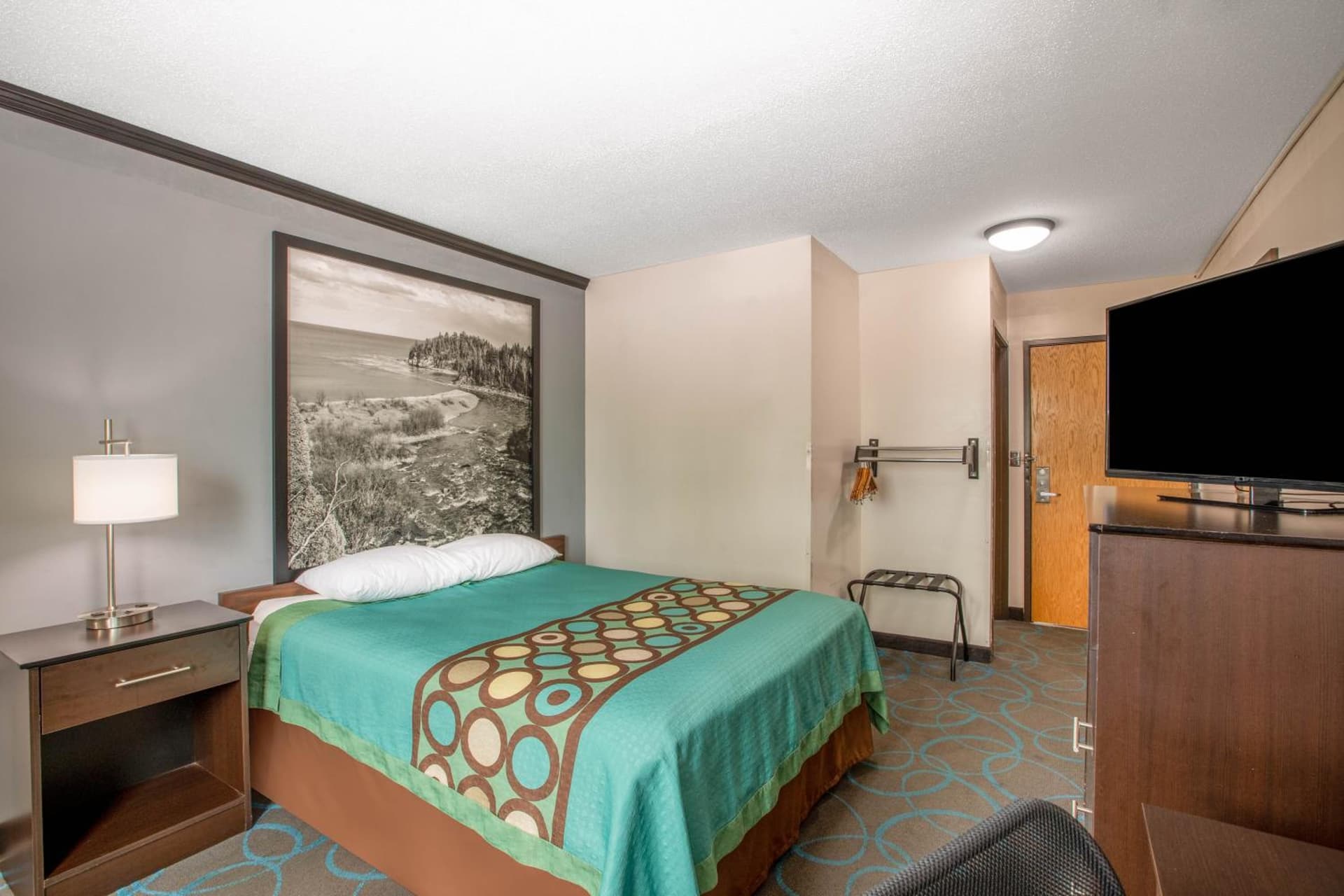 Super 8 by Wyndham Duluth interior in Duluth, MN — gallery photo 2