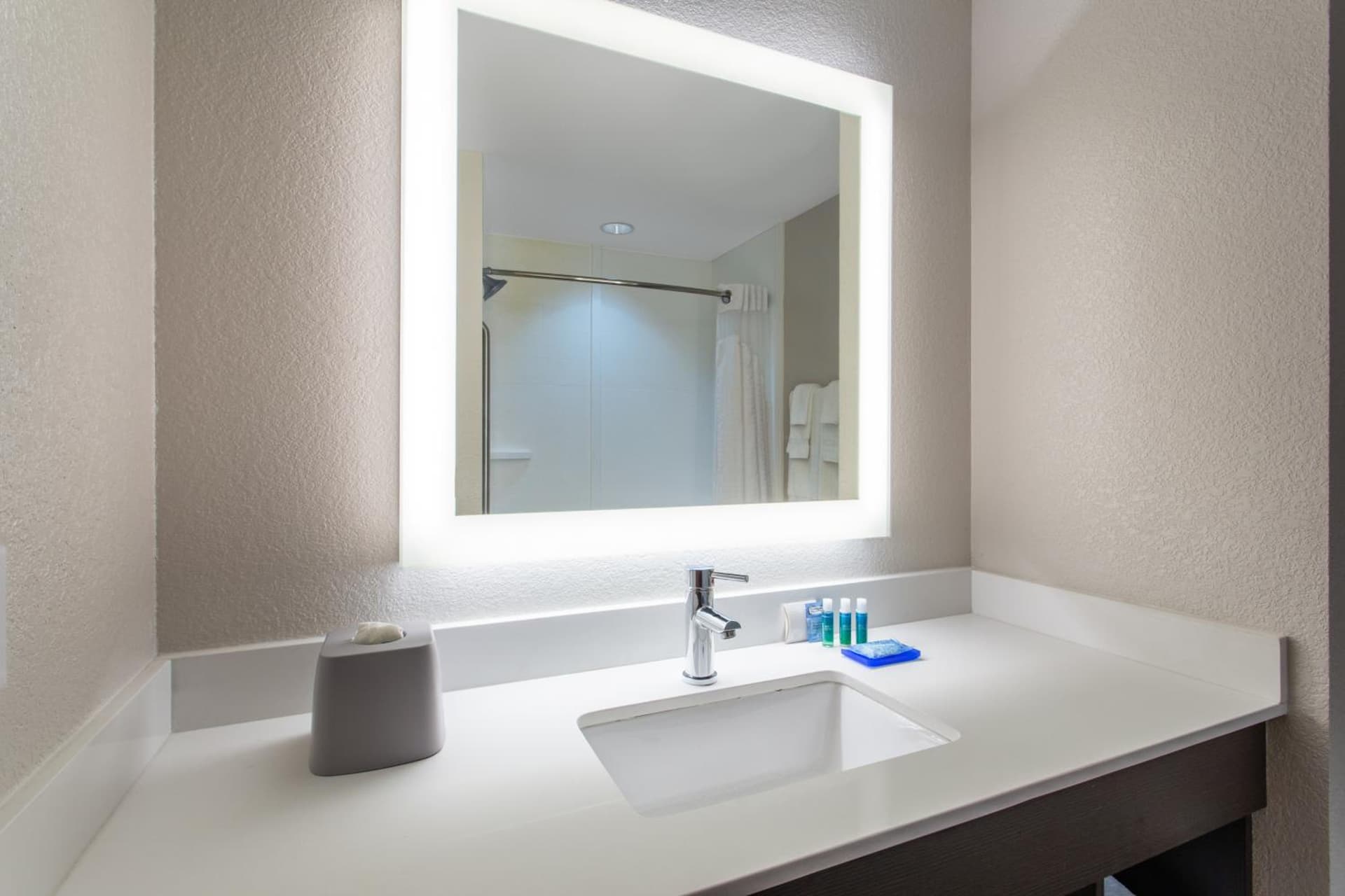 Holiday Inn Express and Suites Silver Springs - Ocala by IHG interior in Silver Springs, FL — gallery photo 2