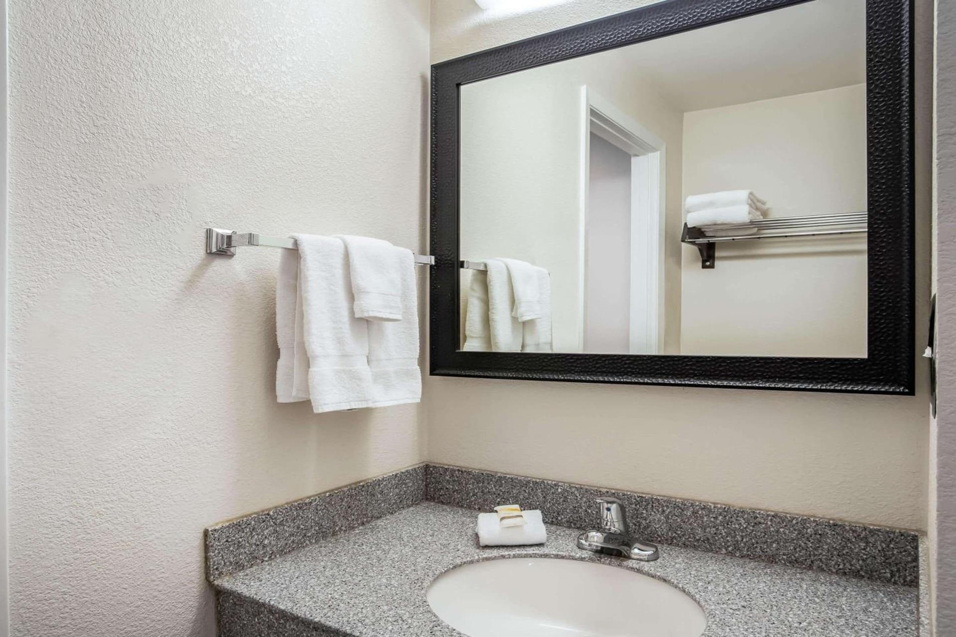 La Quinta Inn by Wyndham Oshkosh gallery photo in Oshkosh, WI — image 31