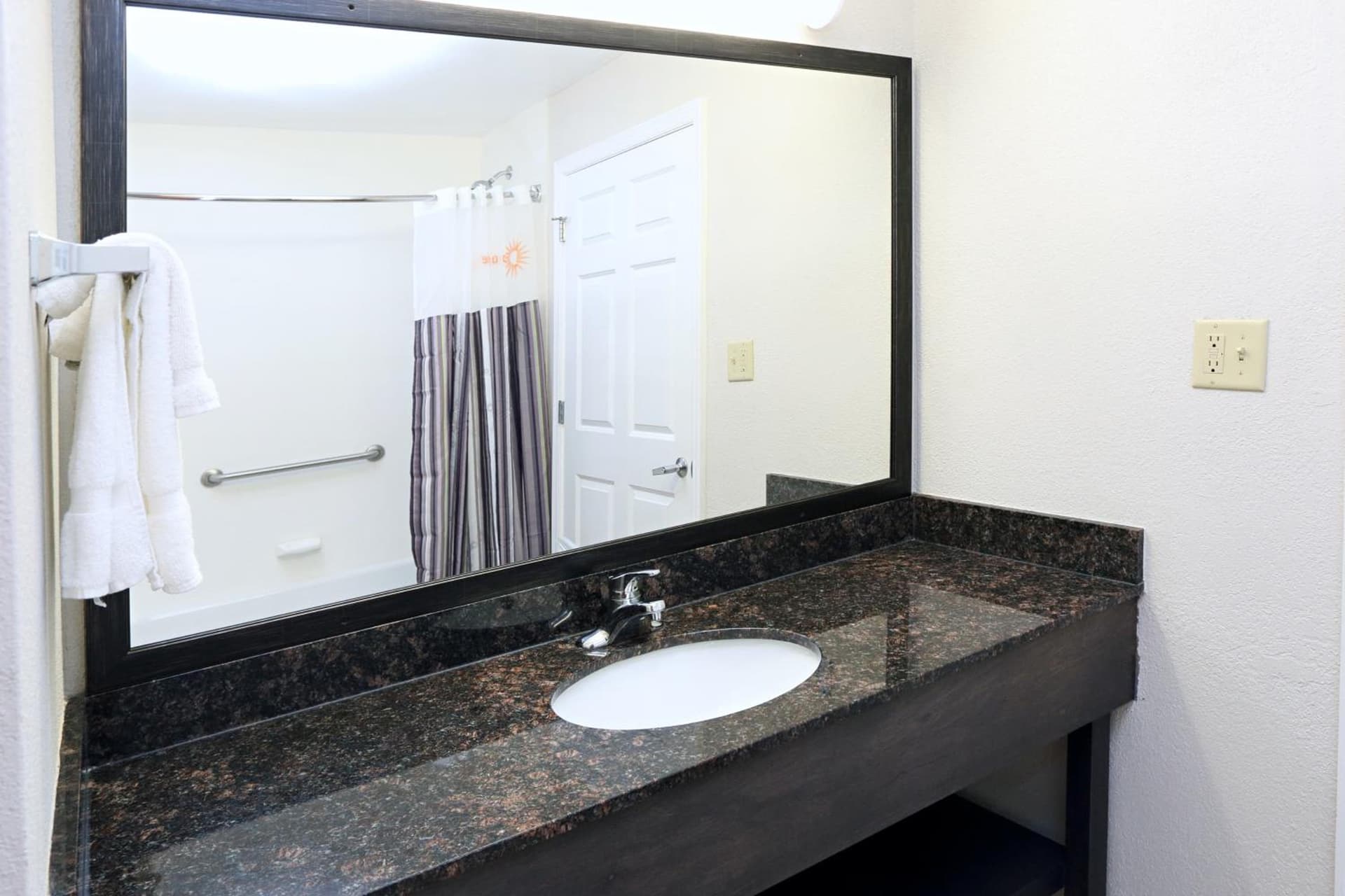 La Quinta Inn & Suites by Wyndham Norfolk gallery photo in Norfolk, VA — image 22