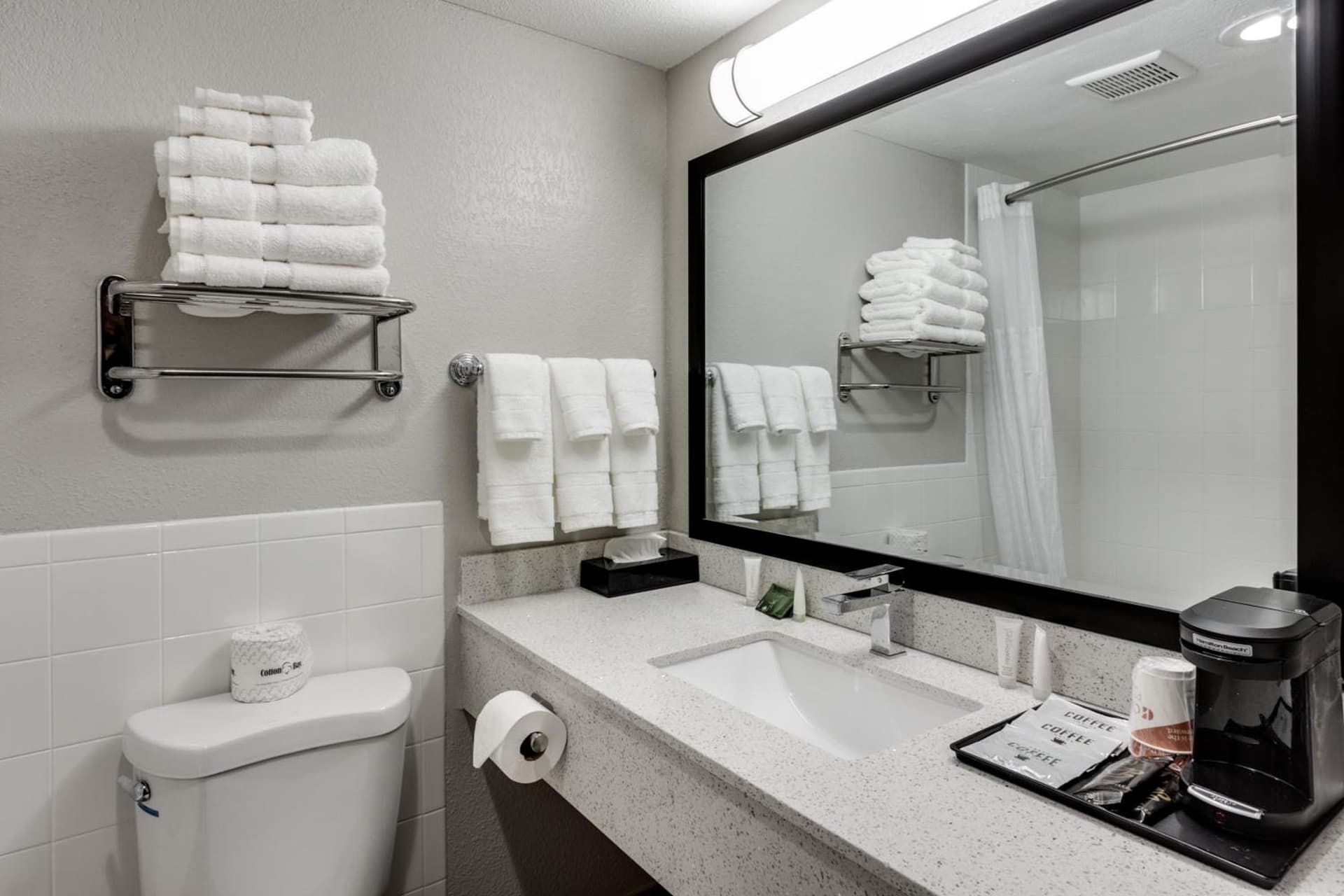 Days Inn & Suites by Wyndham Spokane gallery photo in Spokane, WA — image 7