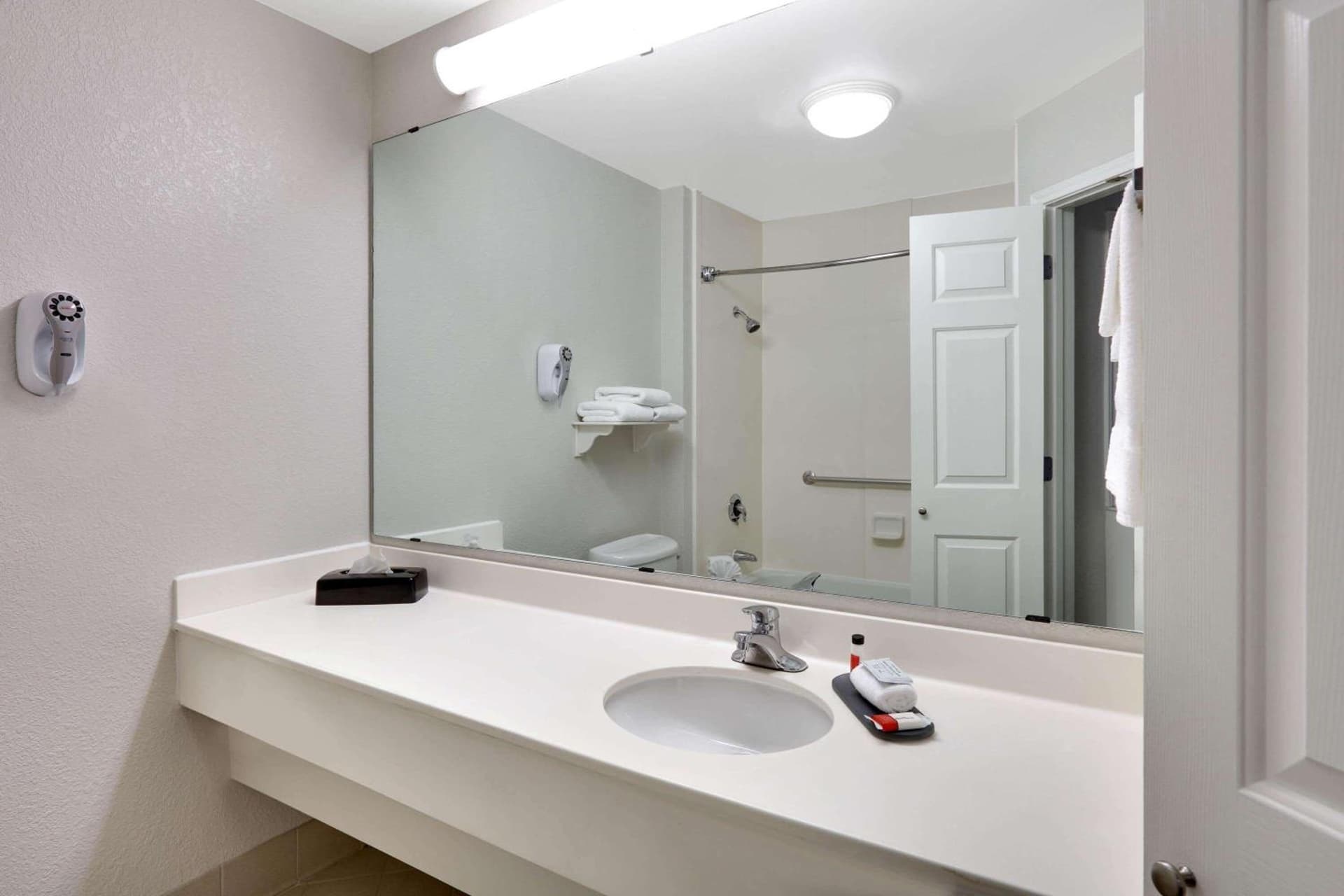 La Quinta by Wyndham Dallas North Central gallery photo in Dallas, TX — image 26