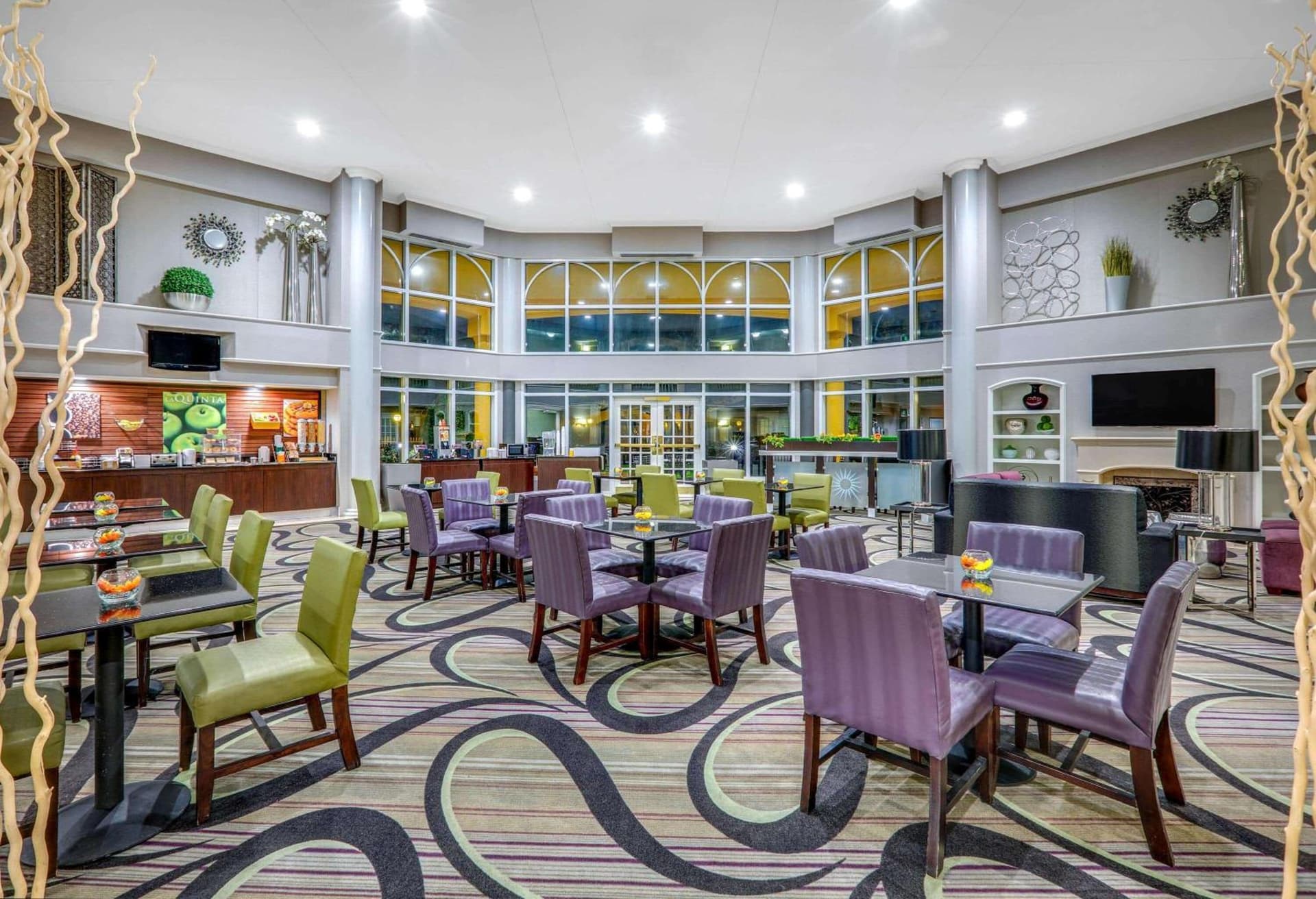 La Quinta by Wyndham Dallas - Addison Galleria interior in Addison, TX — gallery photo 2