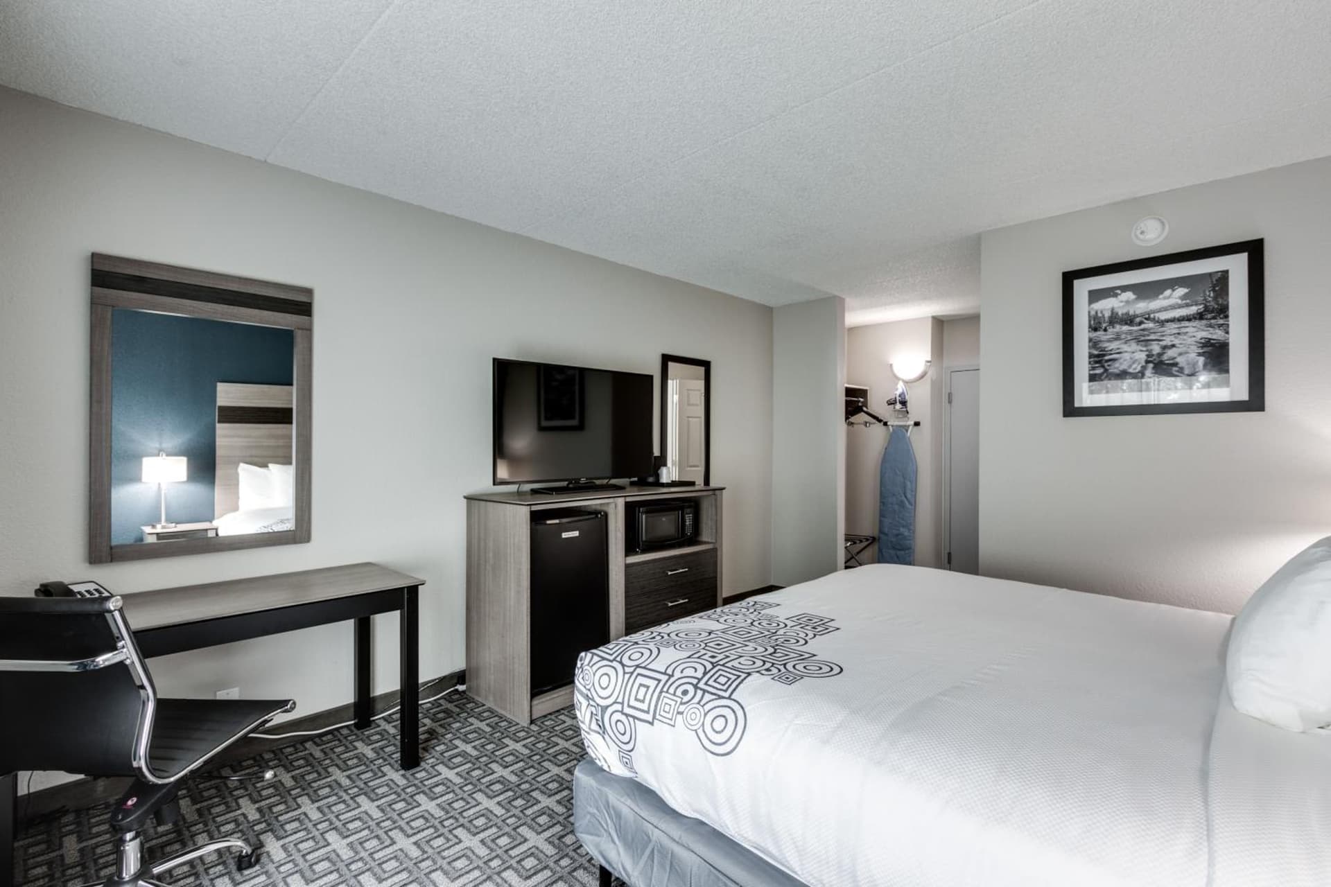 Days Inn & Suites by Wyndham Spokane gallery photo in Spokane, WA — image 9