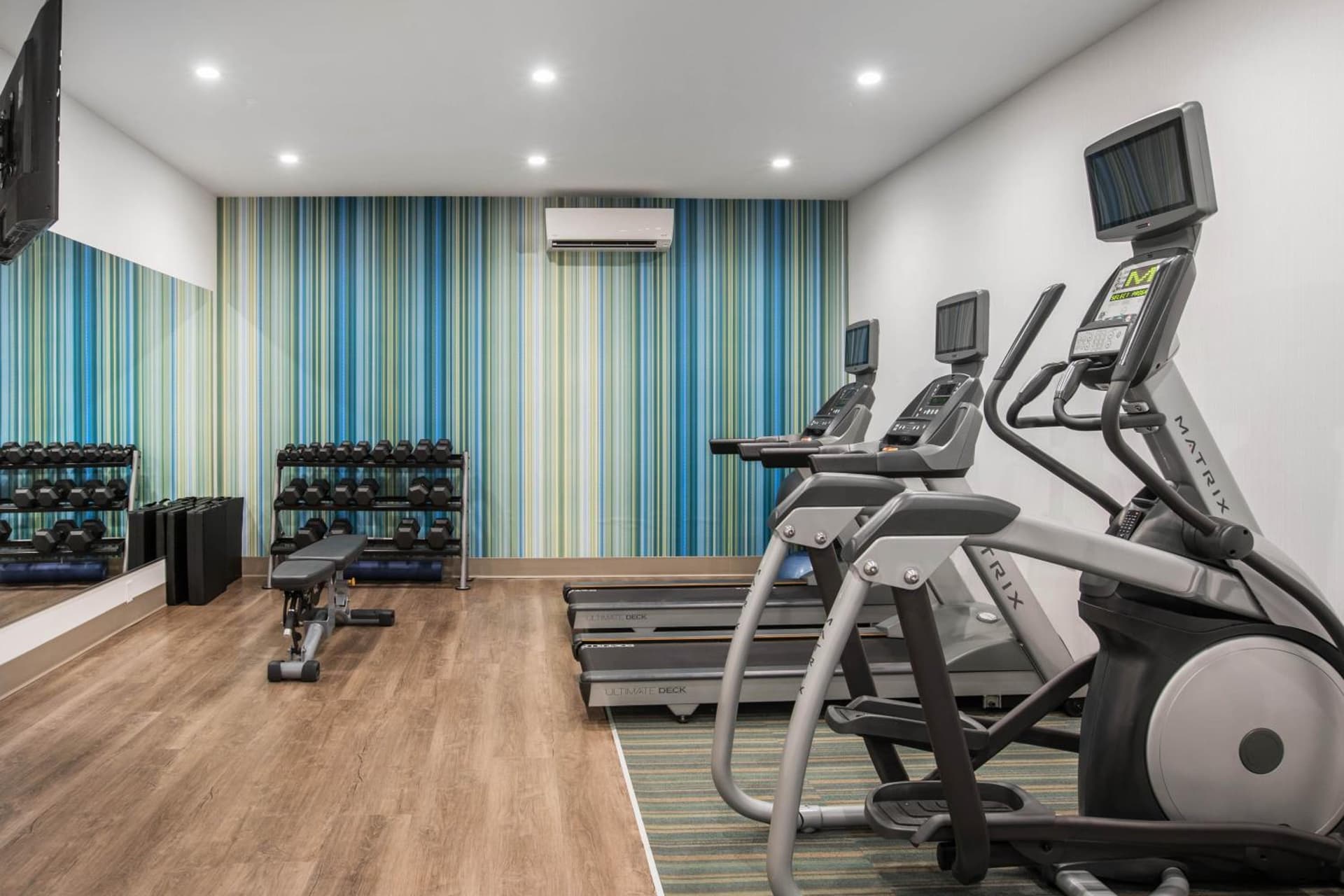 Holiday Inn Express & Suites Ludington by IHG interior in Ludington, MI — gallery photo 2
