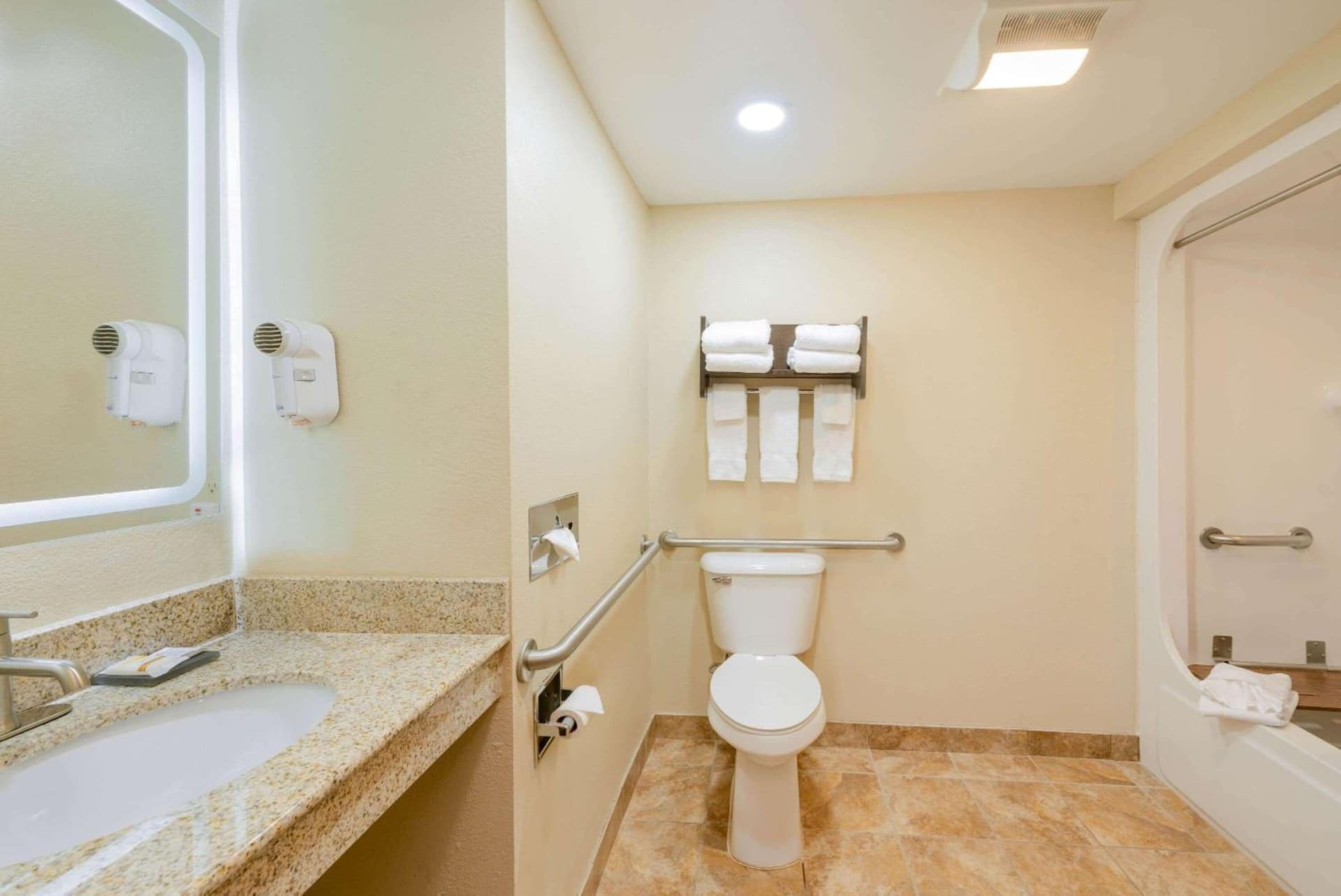 La Quinta by Wyndham Columbus - Grove City gallery photo in Grove City, OH — image 8