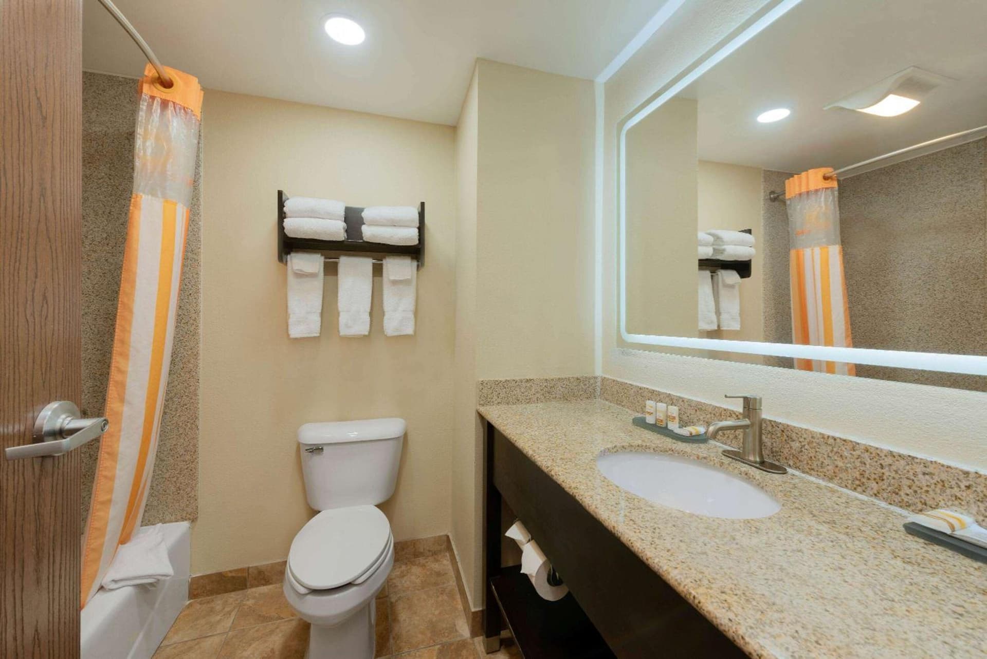 La Quinta by Wyndham Columbus - Grove City gallery photo in Grove City, OH — image 9