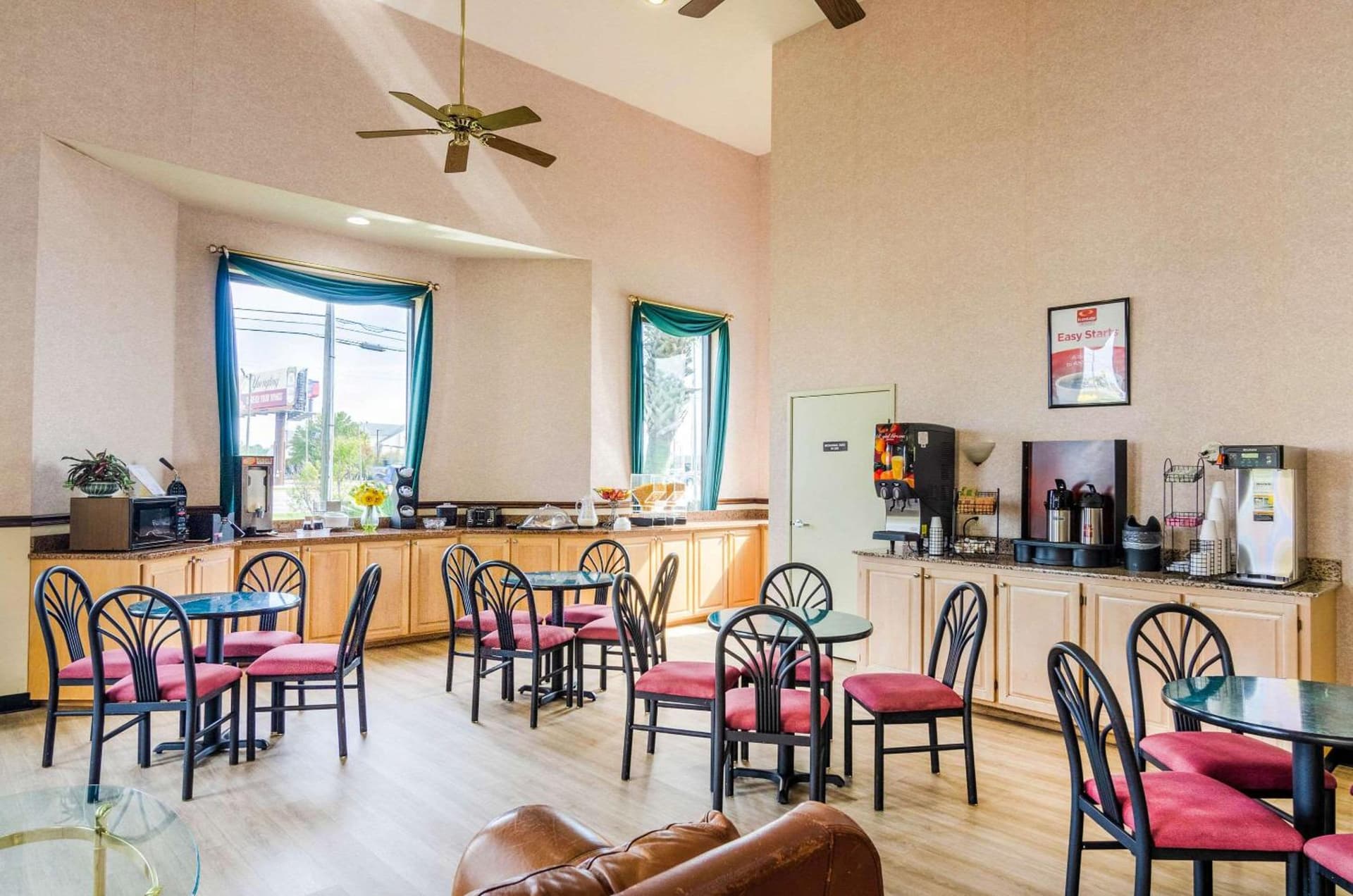 Econo Lodge Inn & Suites Gulfport Airport gallery photo in Gulfport, MS — image 12