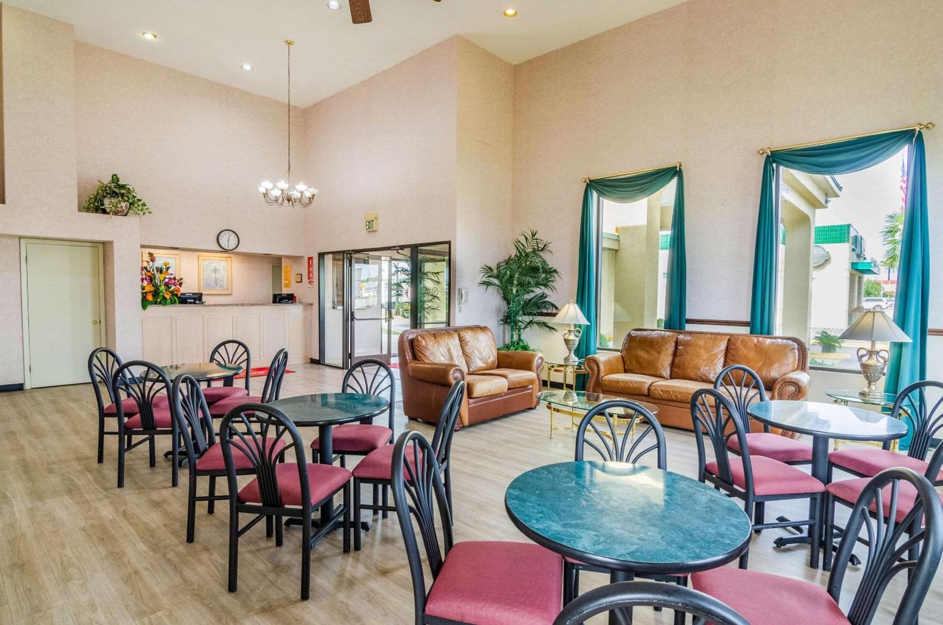 Econo Lodge Inn & Suites Gulfport Airport gallery photo in Gulfport, MS — image 8