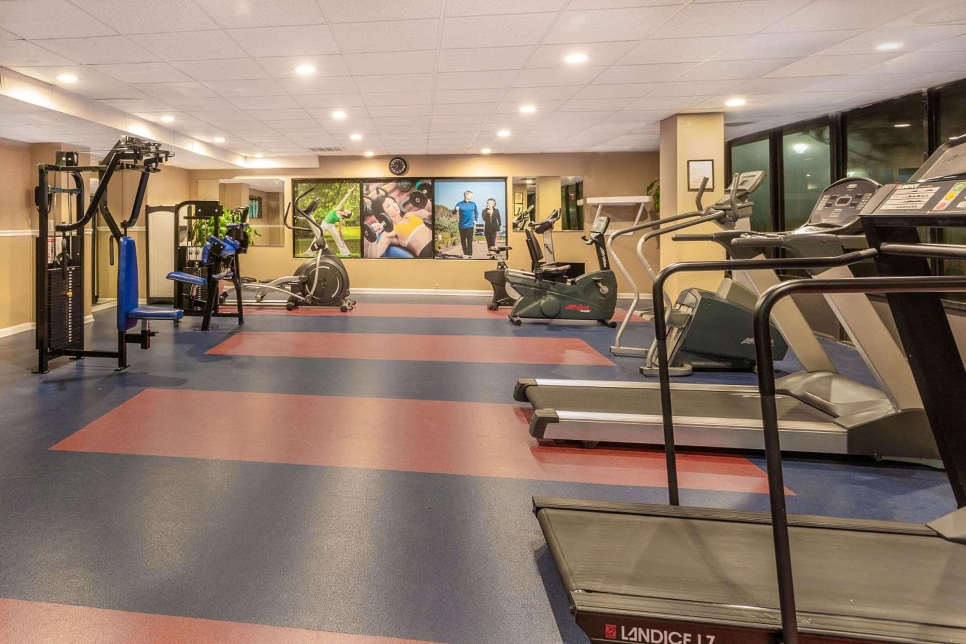 Ramada Plaza by Wyndham Virginia Beach Oceanfront gallery photo in Virginia Beach, VA — image 19