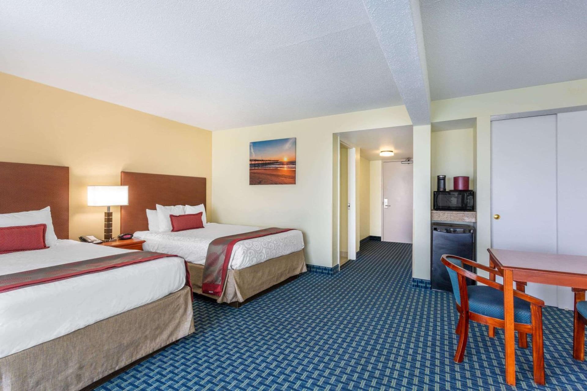 Ramada Plaza by Wyndham Virginia Beach Oceanfront gallery photo in Virginia Beach, VA — image 10
