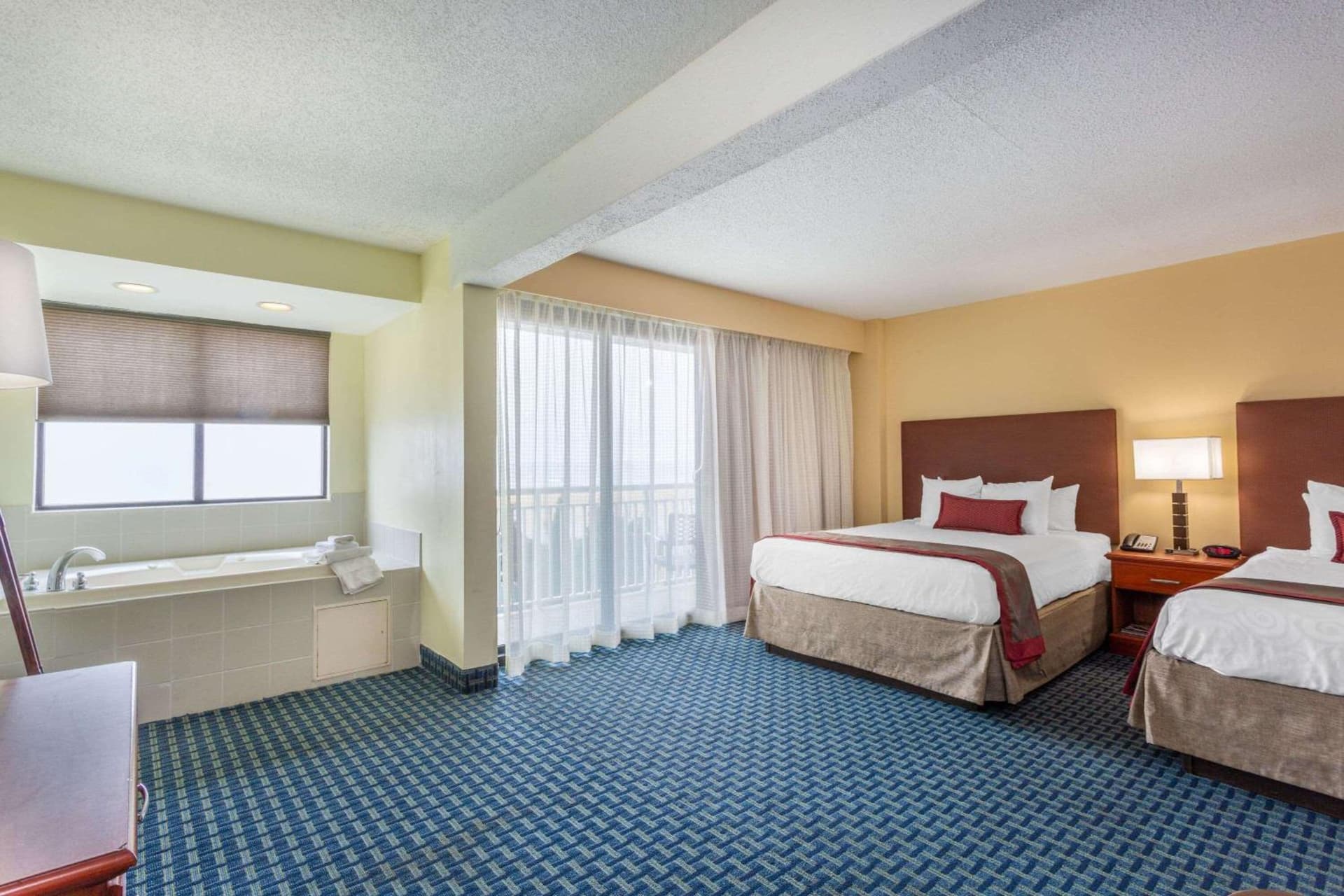 Ramada Plaza by Wyndham Virginia Beach Oceanfront gallery photo in Virginia Beach, VA — image 11