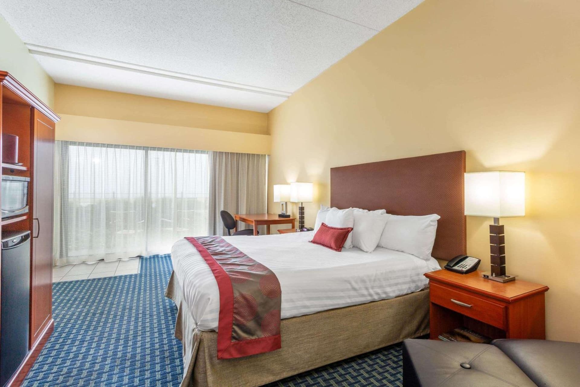 Ramada Plaza by Wyndham Virginia Beach Oceanfront gallery photo in Virginia Beach, VA — image 59