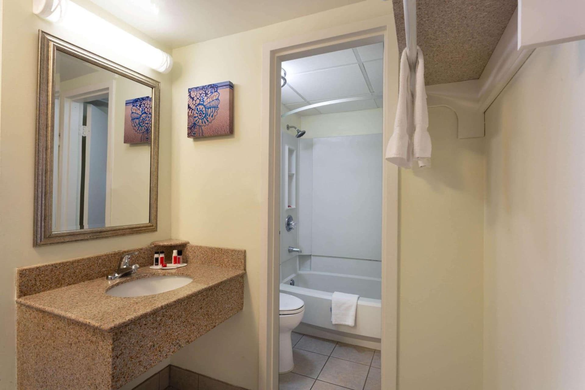 Ramada Plaza by Wyndham Virginia Beach Oceanfront gallery photo in Virginia Beach, VA — image 29