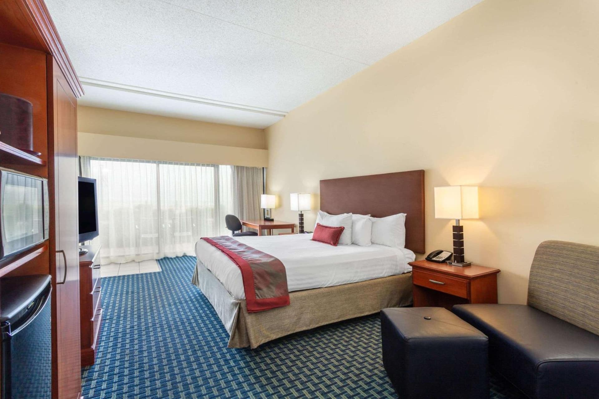 Ramada Plaza by Wyndham Virginia Beach Oceanfront gallery photo in Virginia Beach, VA — image 31