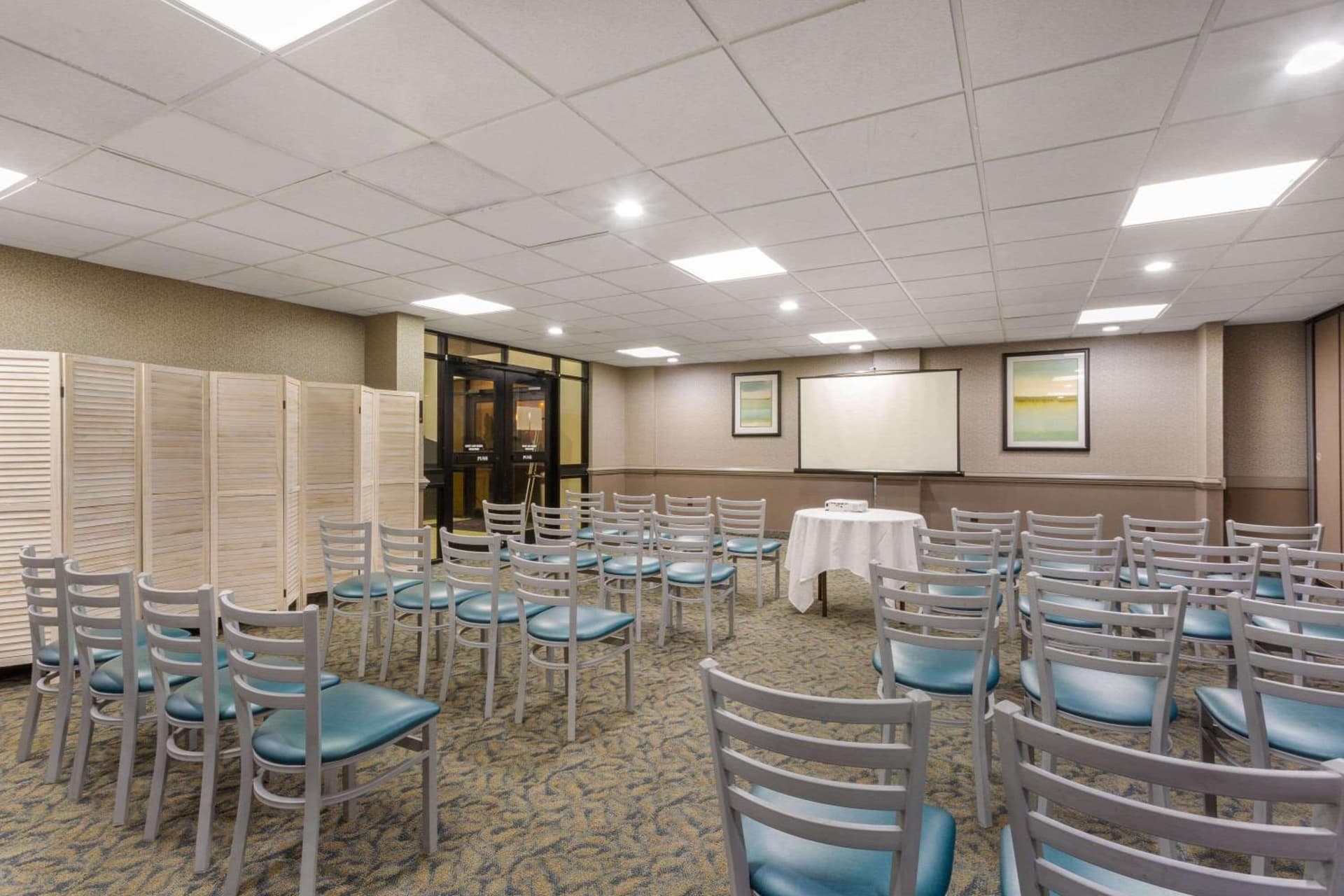 Ramada Plaza by Wyndham Virginia Beach Oceanfront gallery photo in Virginia Beach, VA — image 23