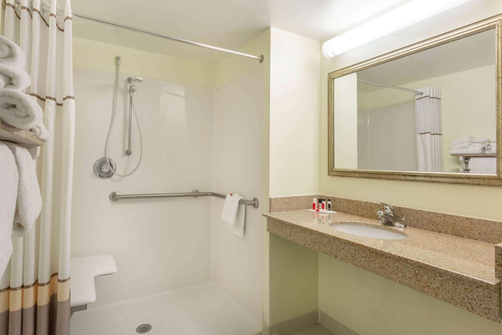 Ramada Plaza by Wyndham Virginia Beach Oceanfront gallery photo in Virginia Beach, VA — image 21