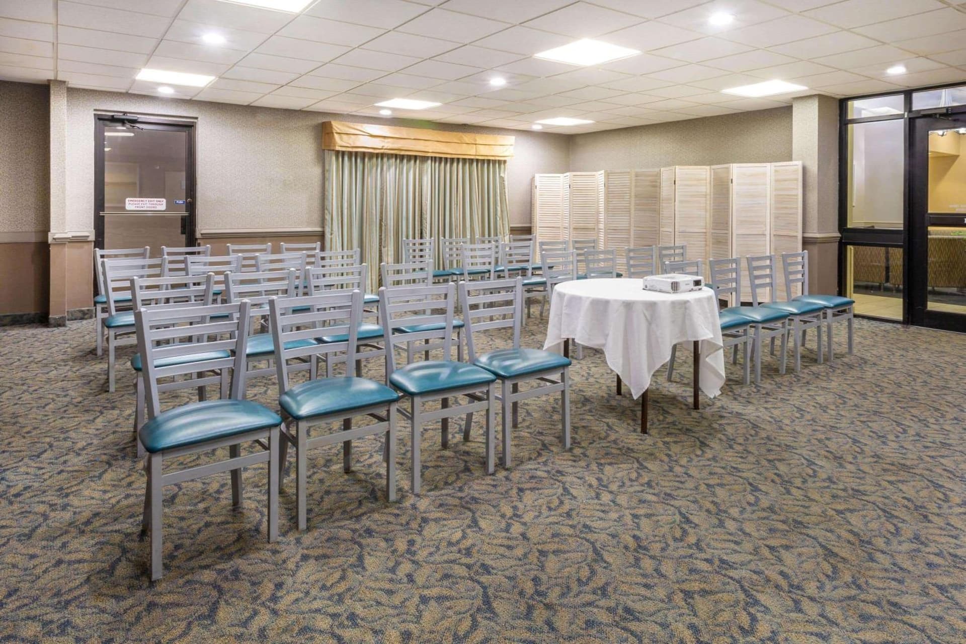 Ramada Plaza by Wyndham Virginia Beach Oceanfront gallery photo in Virginia Beach, VA — image 20