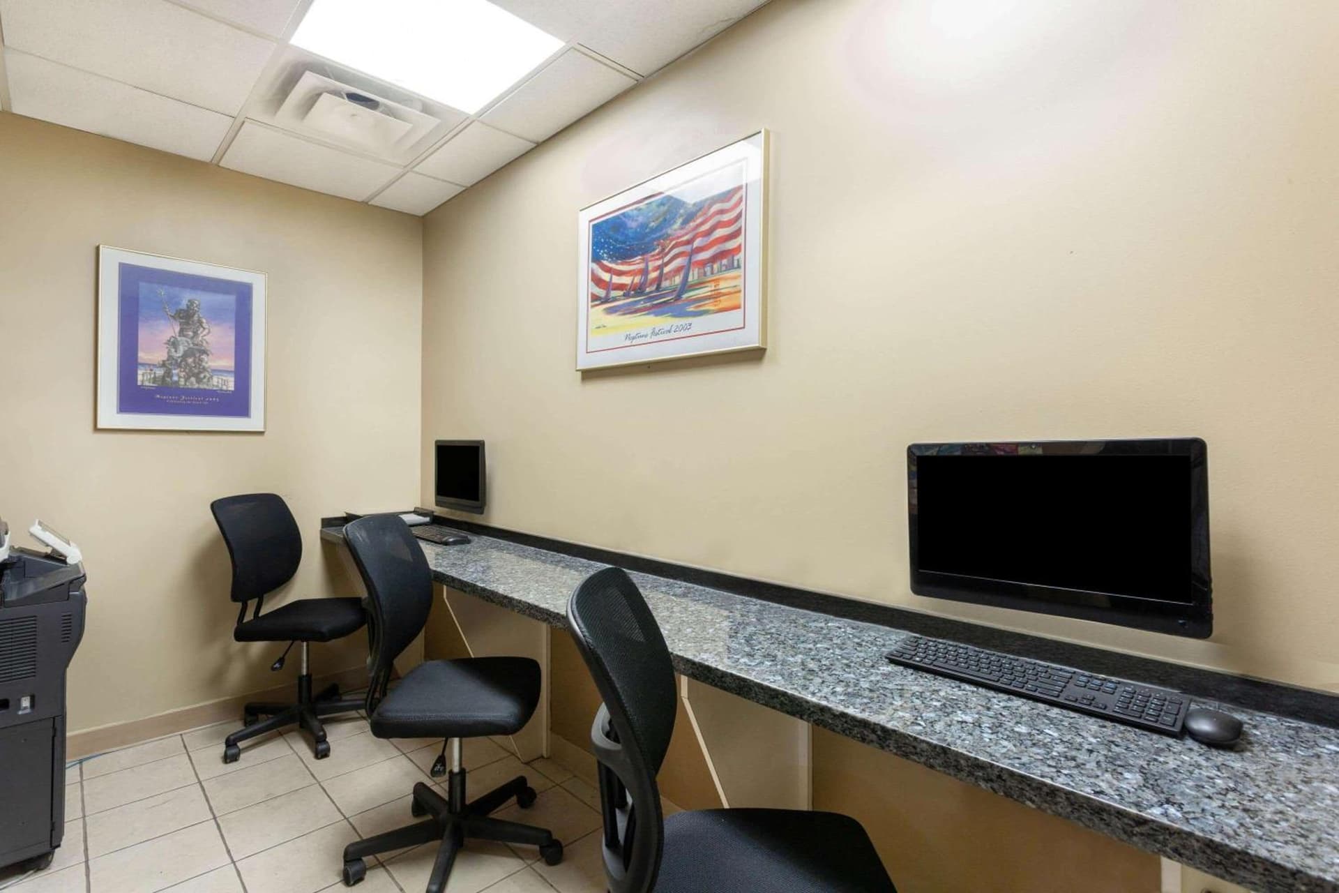 Ramada Plaza by Wyndham Virginia Beach Oceanfront gallery photo in Virginia Beach, VA — image 43
