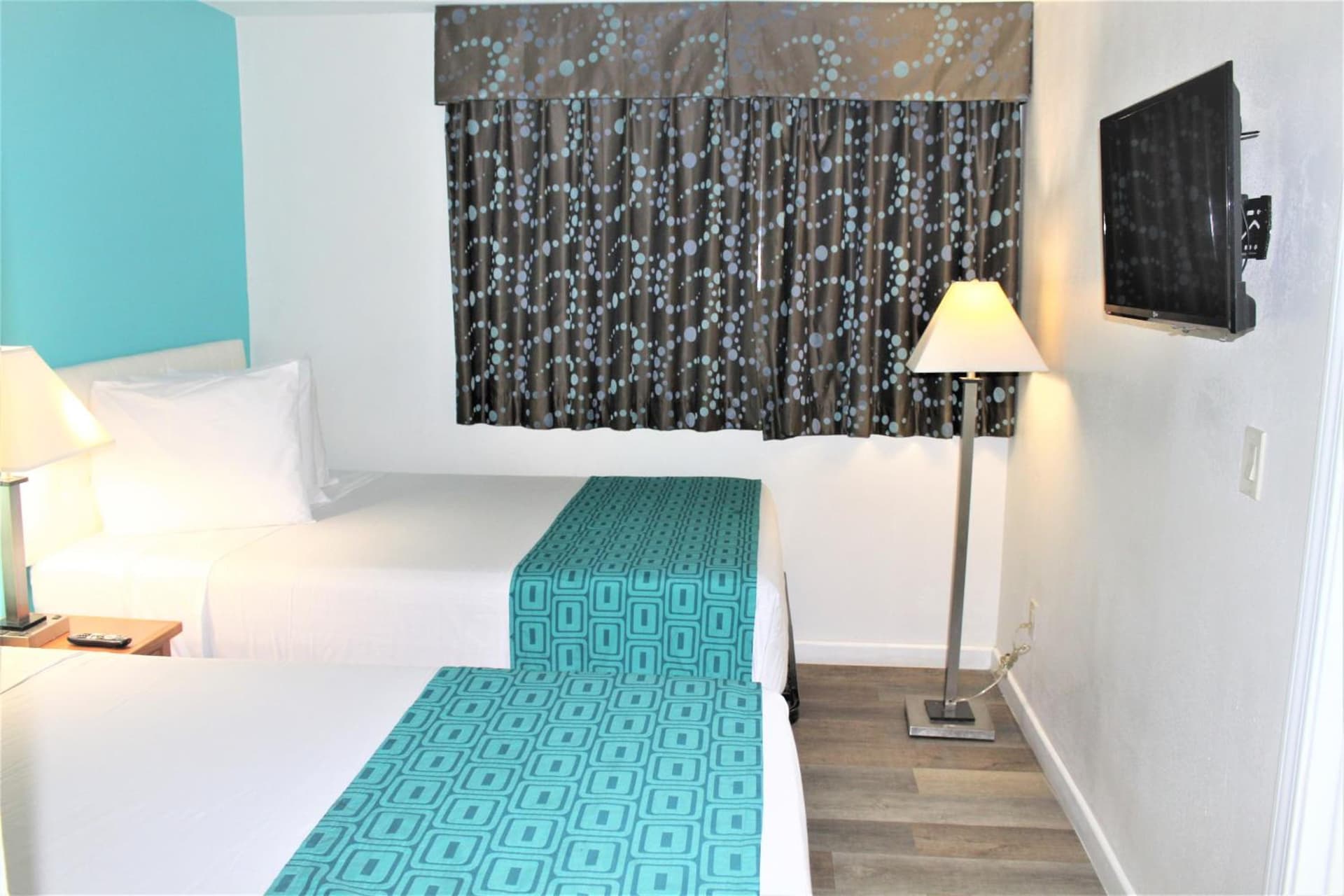 Howard Johnson Suites by Wyndham San Diego Chula Vista BayFront gallery photo in Chula Vista, CA — image 42