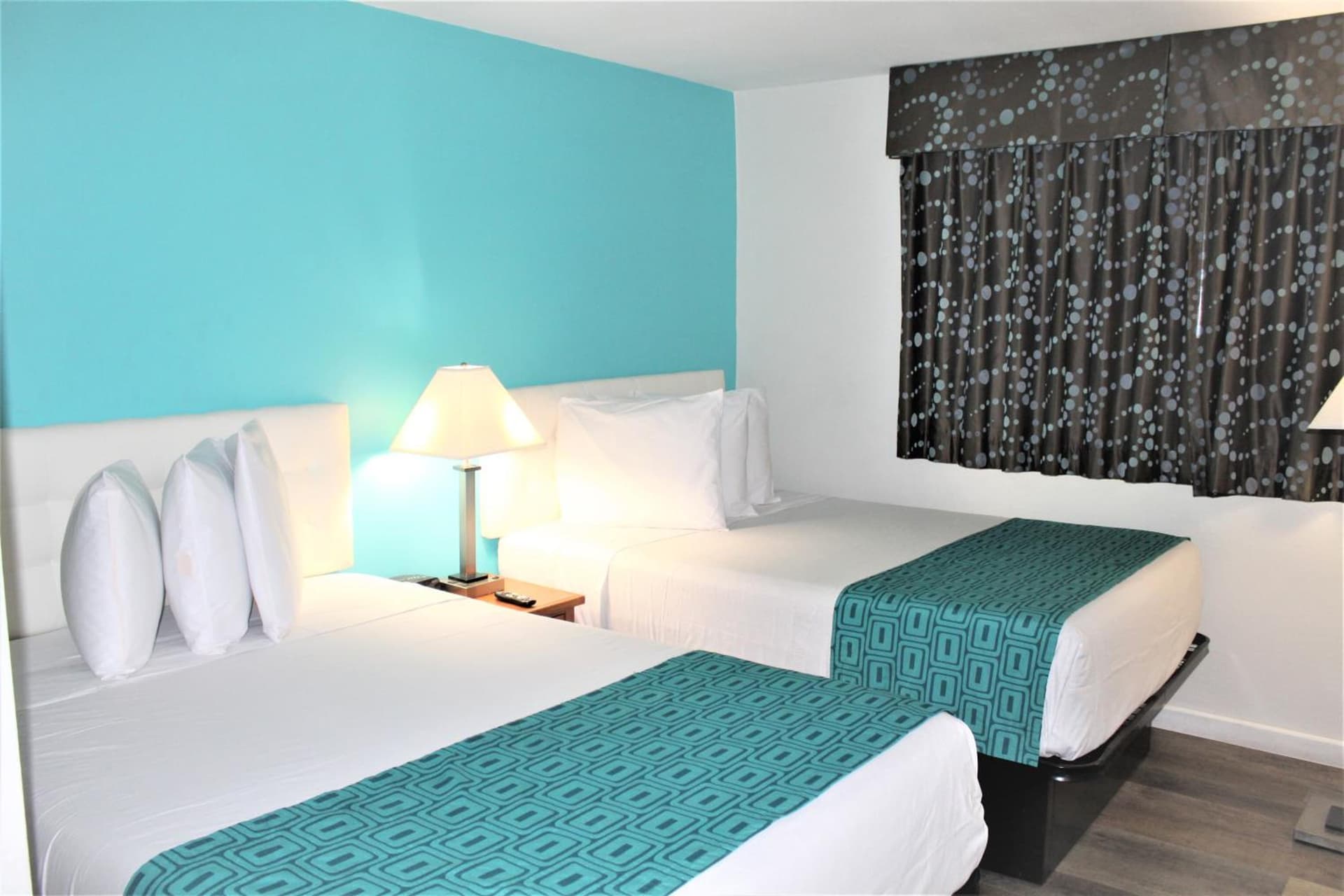 Howard Johnson Suites by Wyndham San Diego Chula Vista BayFront interior in Chula Vista, CA — gallery photo 2
