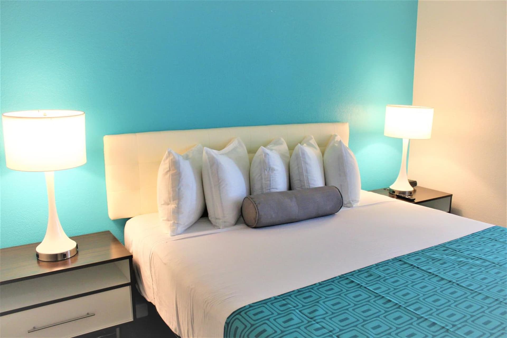 Howard Johnson Suites by Wyndham San Diego Chula Vista BayFront gallery photo in Chula Vista, CA — image 25