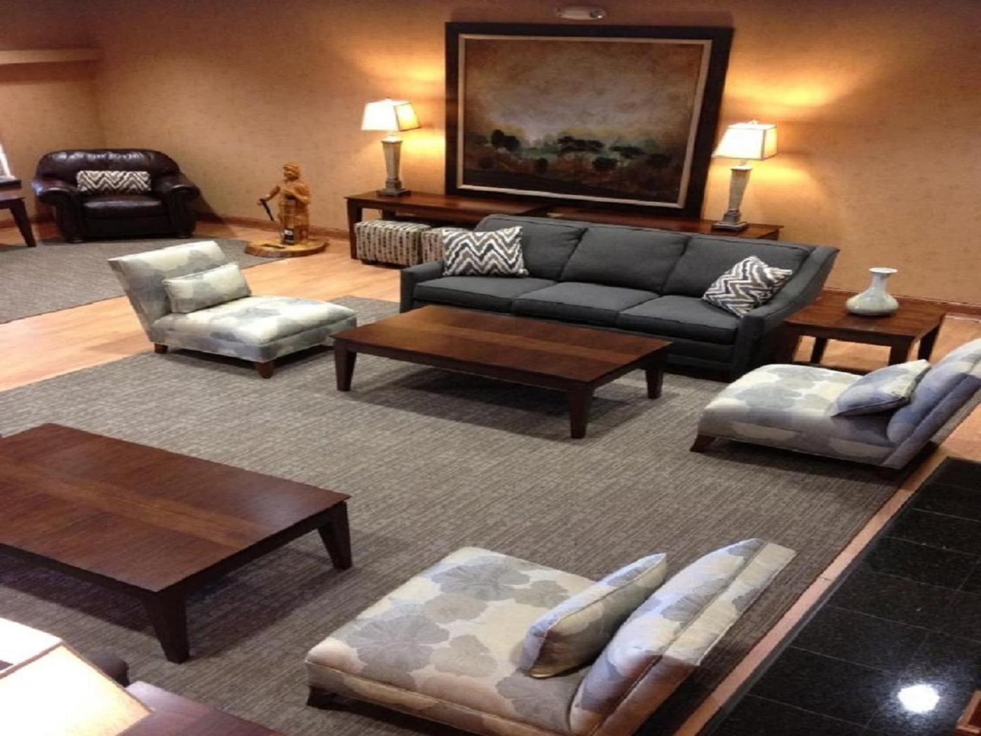 Town & Country Inn and Suites interior in Quincy, IL — gallery photo 2