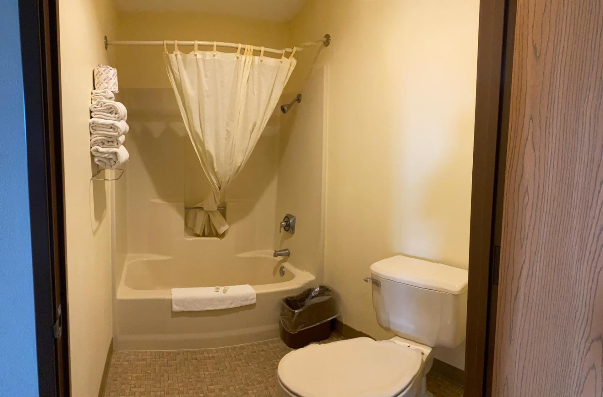 AmeriVu Inn property views in Prentice, WI — gallery photo 3