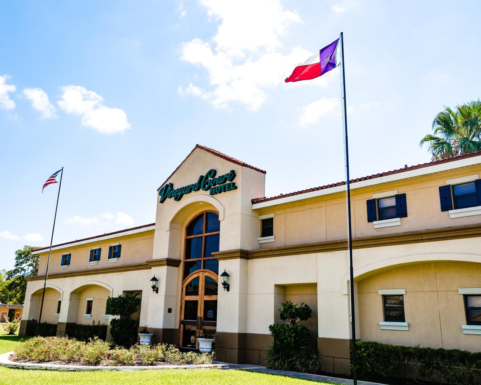 Vineyard Court Designer Suites Hotel gallery photo in College Station, TX — image 51