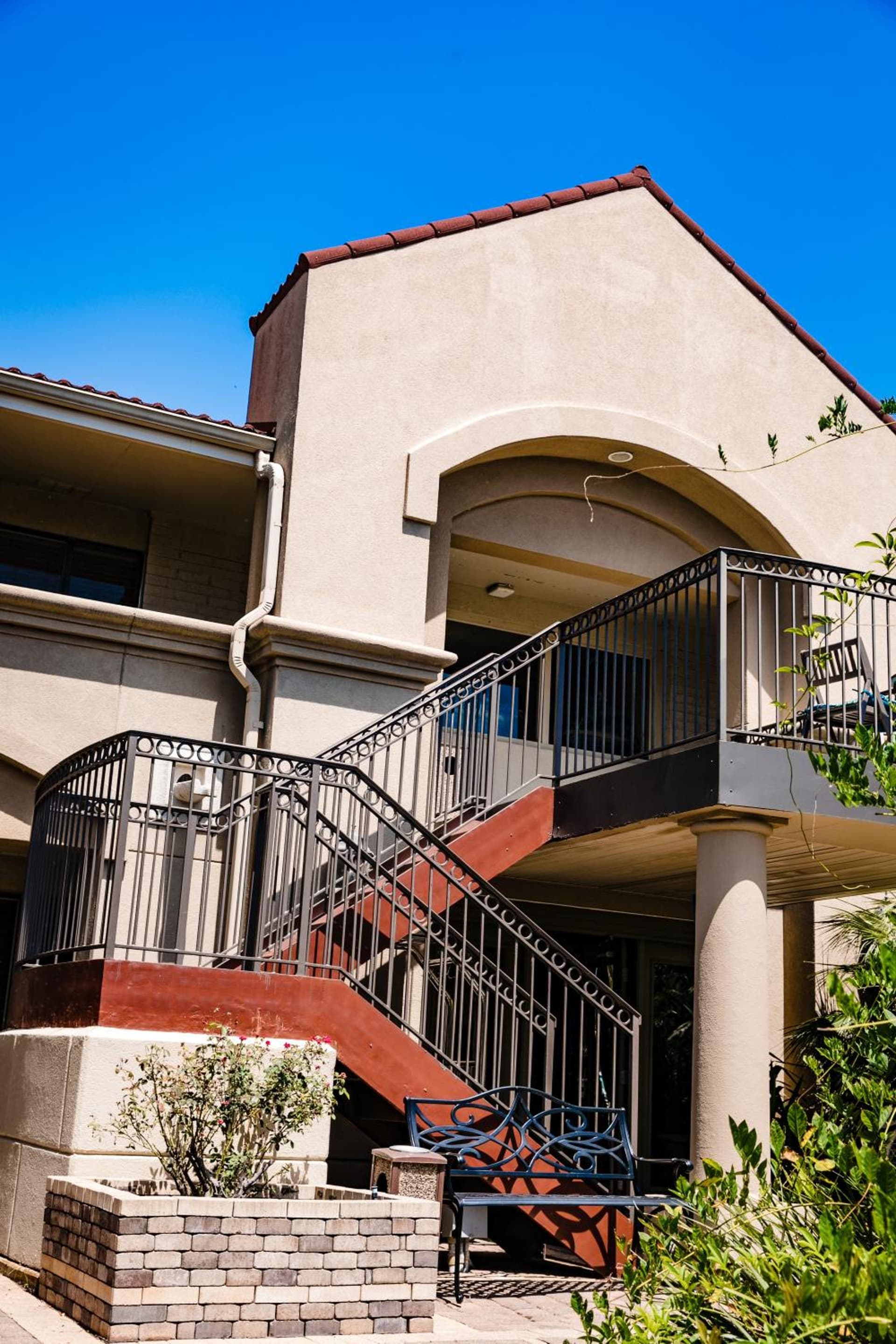 Vineyard Court Designer Suites Hotel gallery photo in College Station, TX — image 43