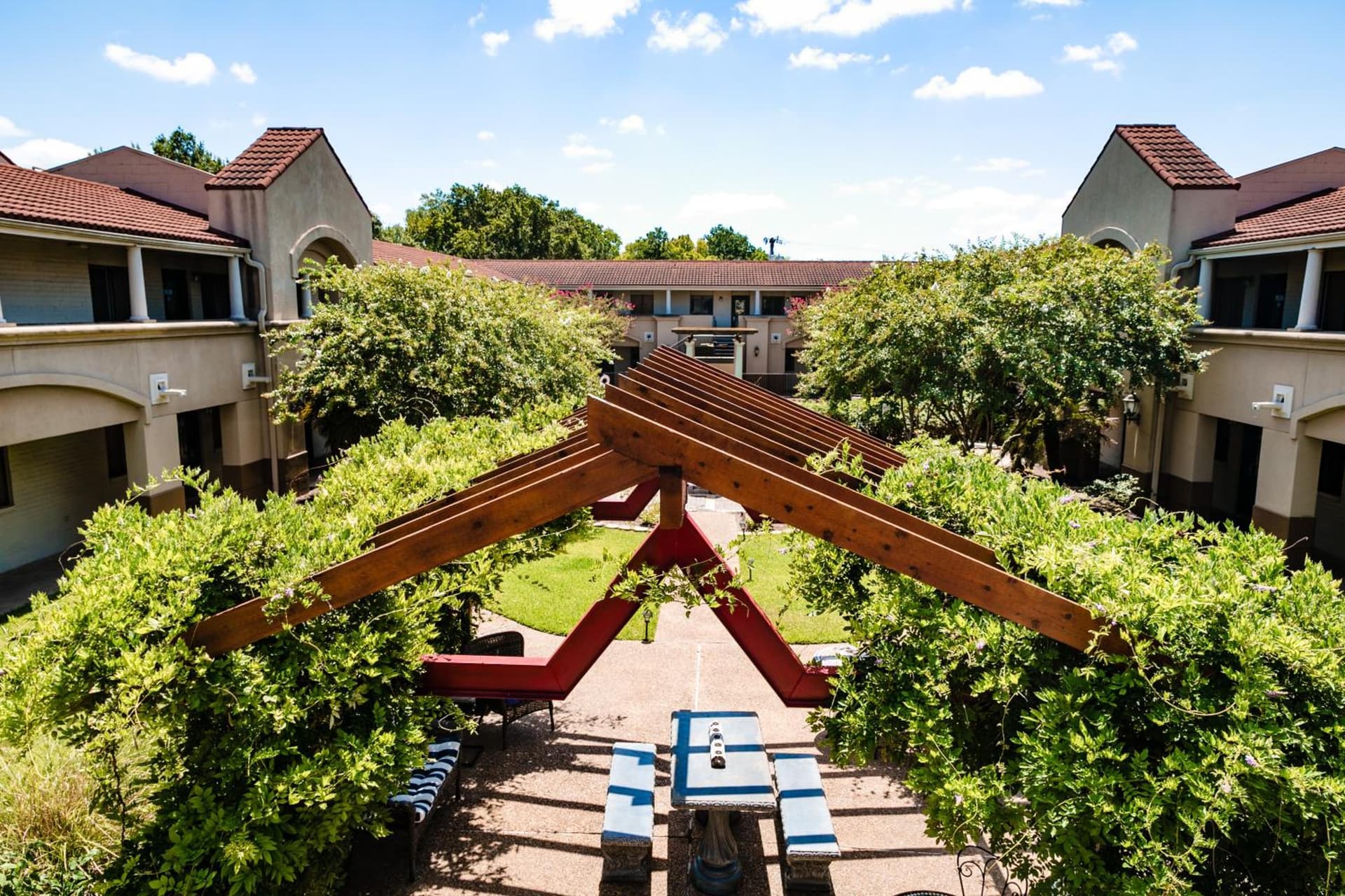 Vineyard Court Designer Suites Hotel gallery photo in College Station, TX — image 20