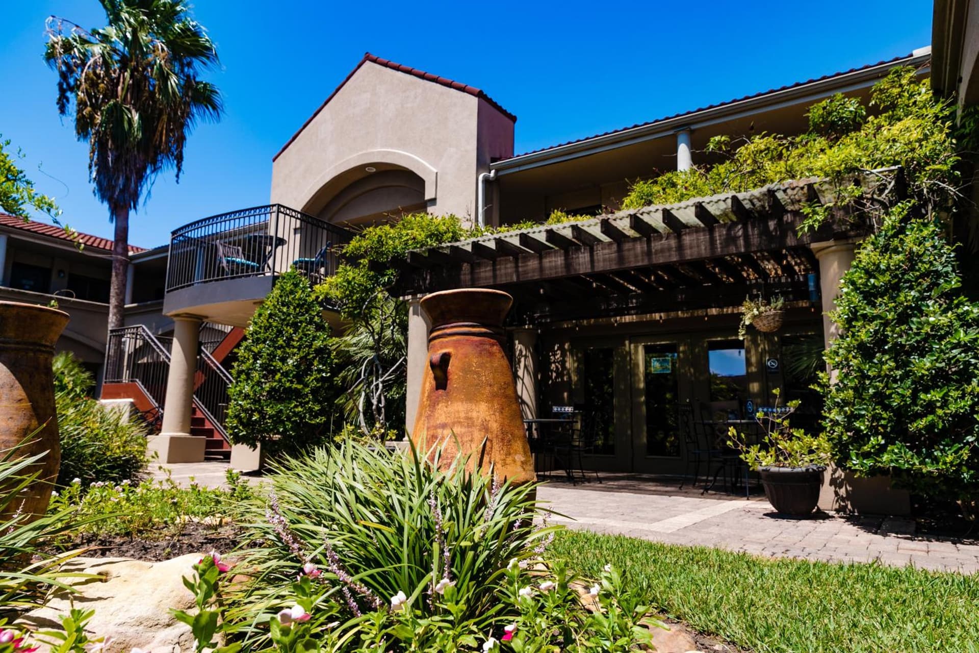Vineyard Court Designer Suites Hotel gallery photo in College Station, TX — image 55
