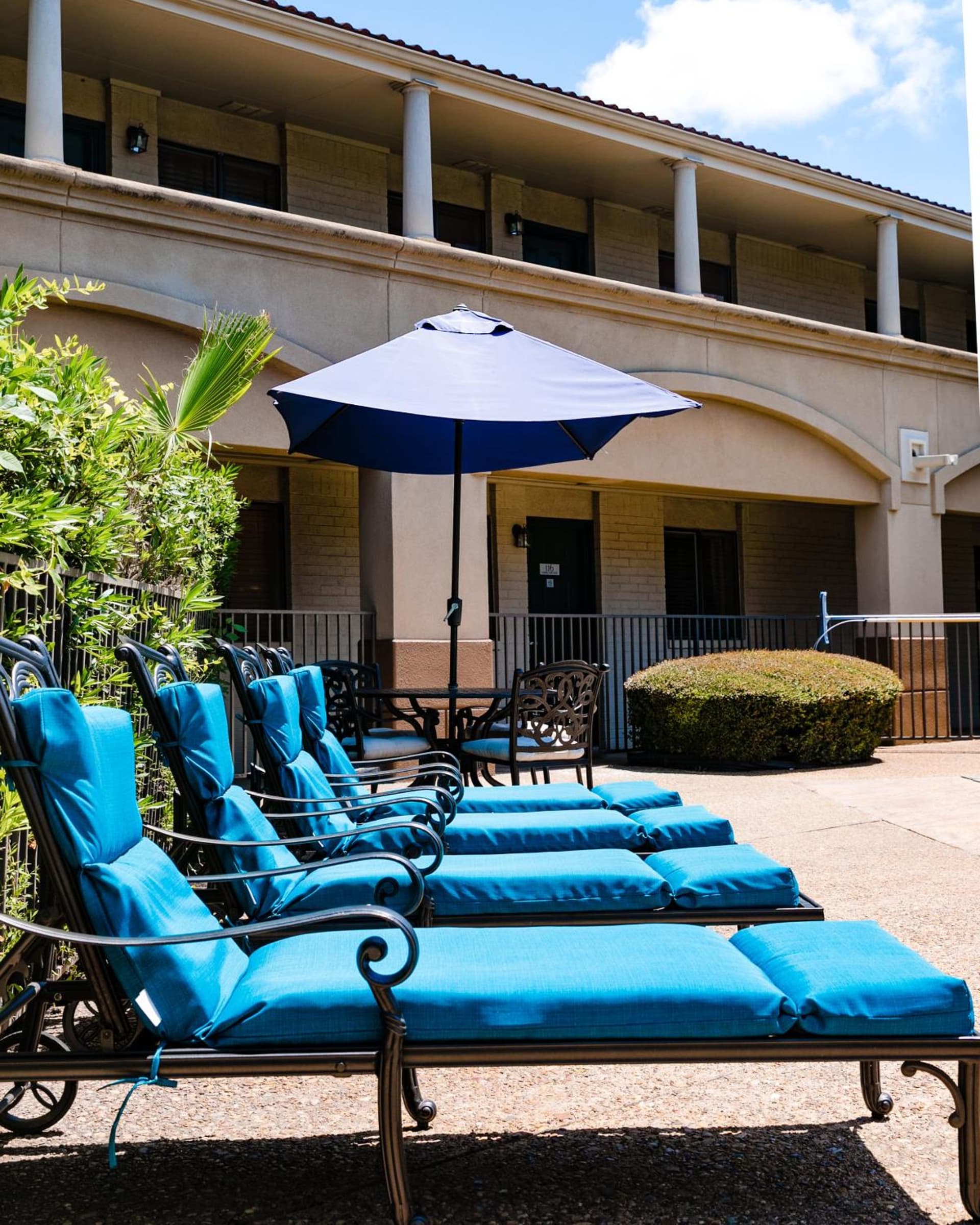 Vineyard Court Designer Suites Hotel gallery photo in College Station, TX — image 29