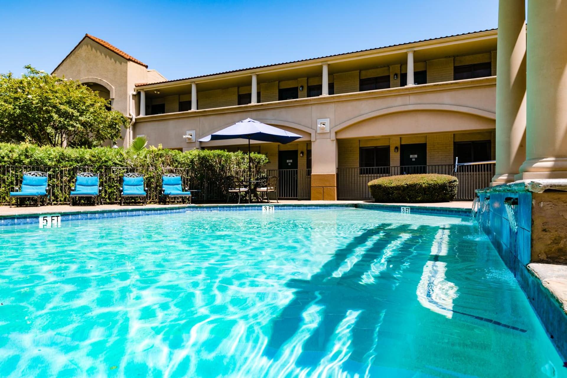 Vineyard Court Designer Suites Hotel gallery photo in College Station, TX — image 13