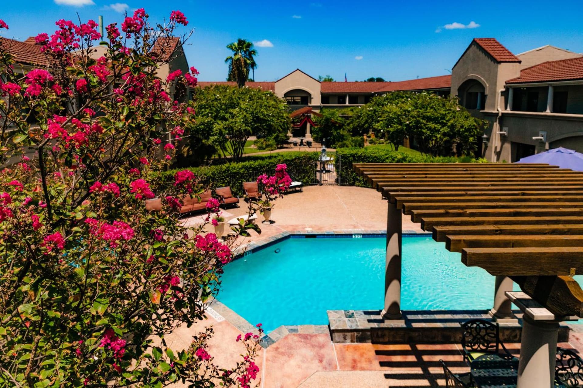 Vineyard Court Designer Suites Hotel gallery photo in College Station, TX — image 17