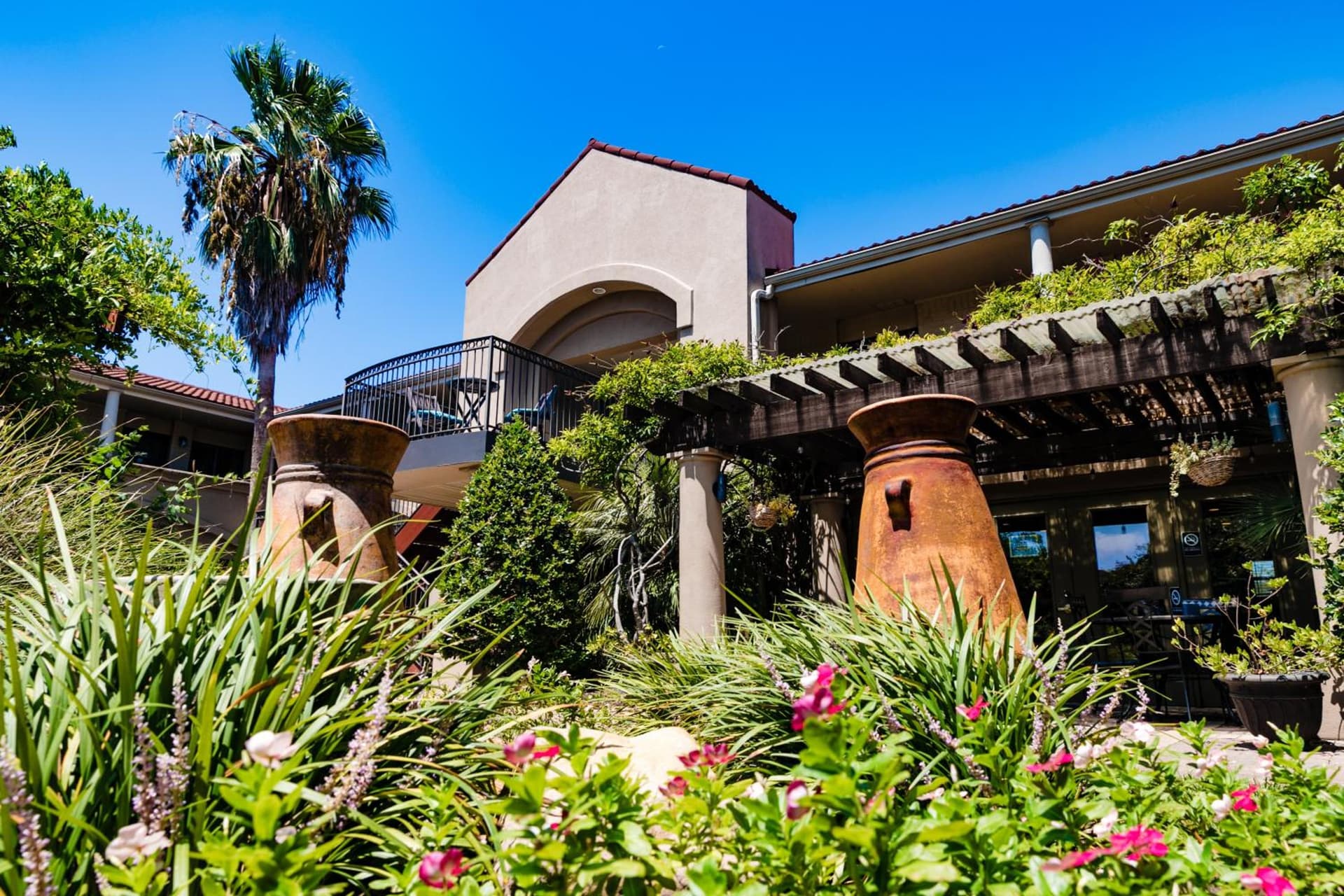 Vineyard Court Designer Suites Hotel gallery photo in College Station, TX — image 46