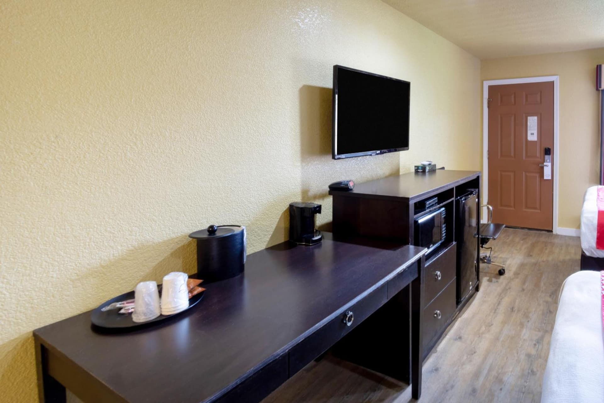 Woodridge Inn and Suites interior in Miami, OK — gallery photo 2