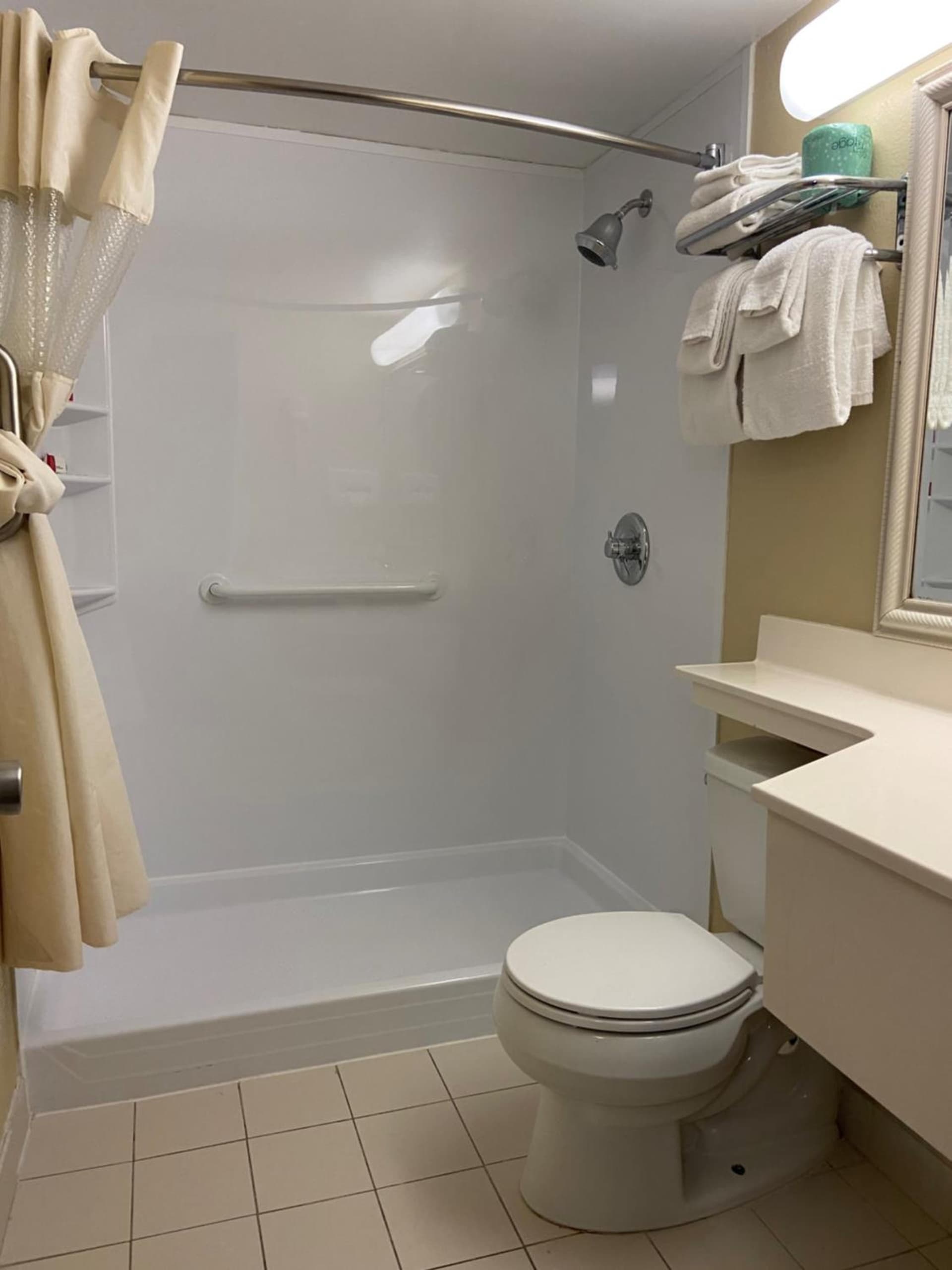 Travelodge Inn & Suites by Wyndham Albany property views in Albany, NY — gallery photo 3