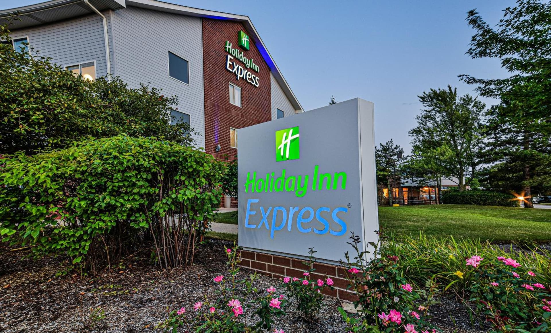 Holiday Inn Express Chicago Northwest-Vernon Hills by IHG featured exterior or lobby in Vernon Hills, IL — similar hotel