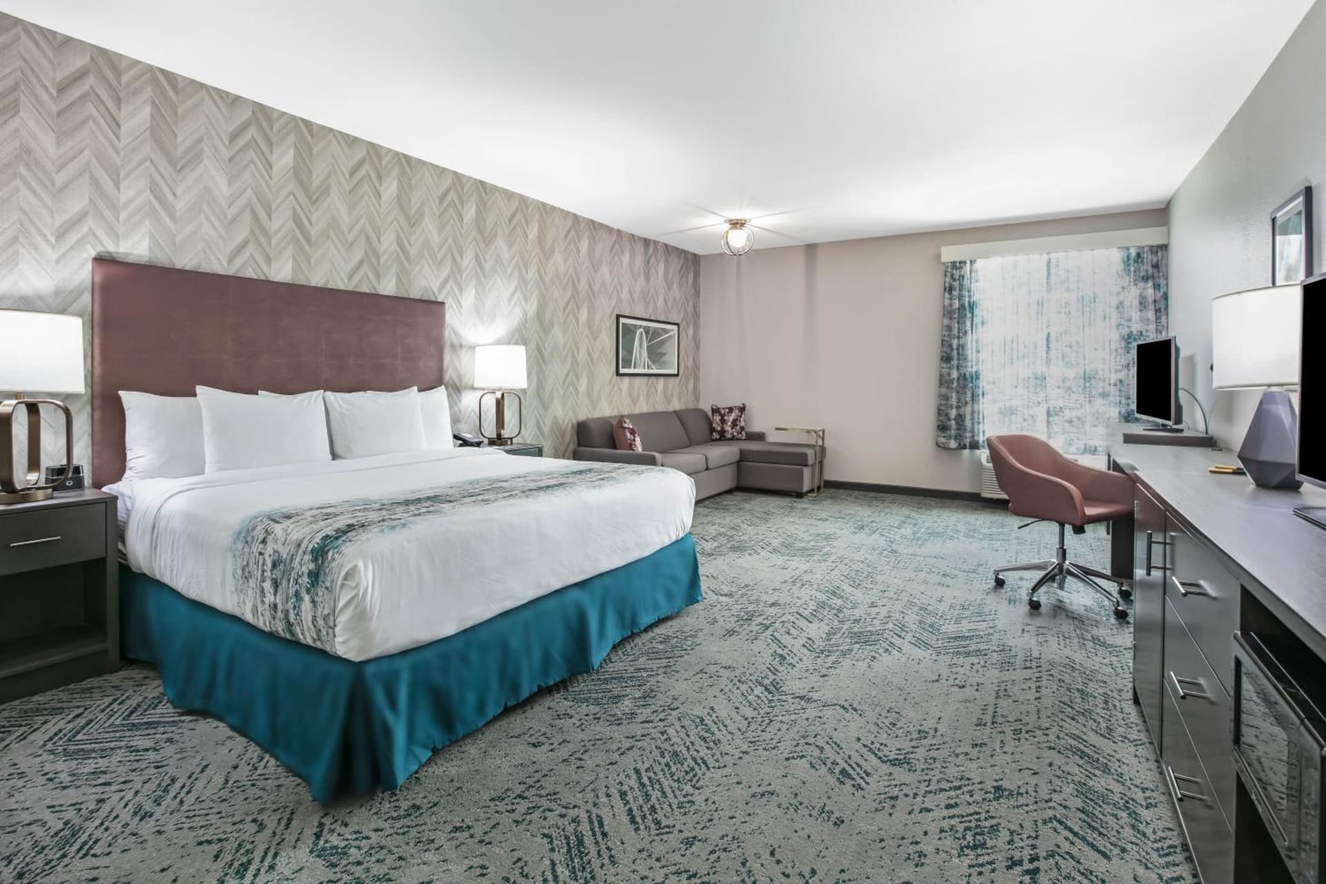 La Quinta Inn & Suites by Wyndham DFW West-Glade Parks gallery photo in Euless, TX — image 5