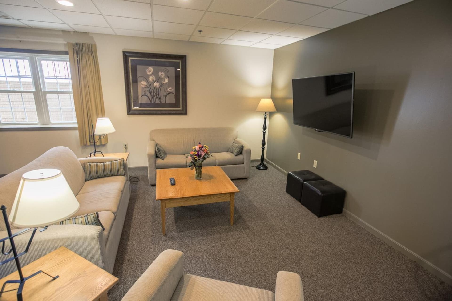 Lodging on the Square interior in Berlin, OH — gallery photo 2