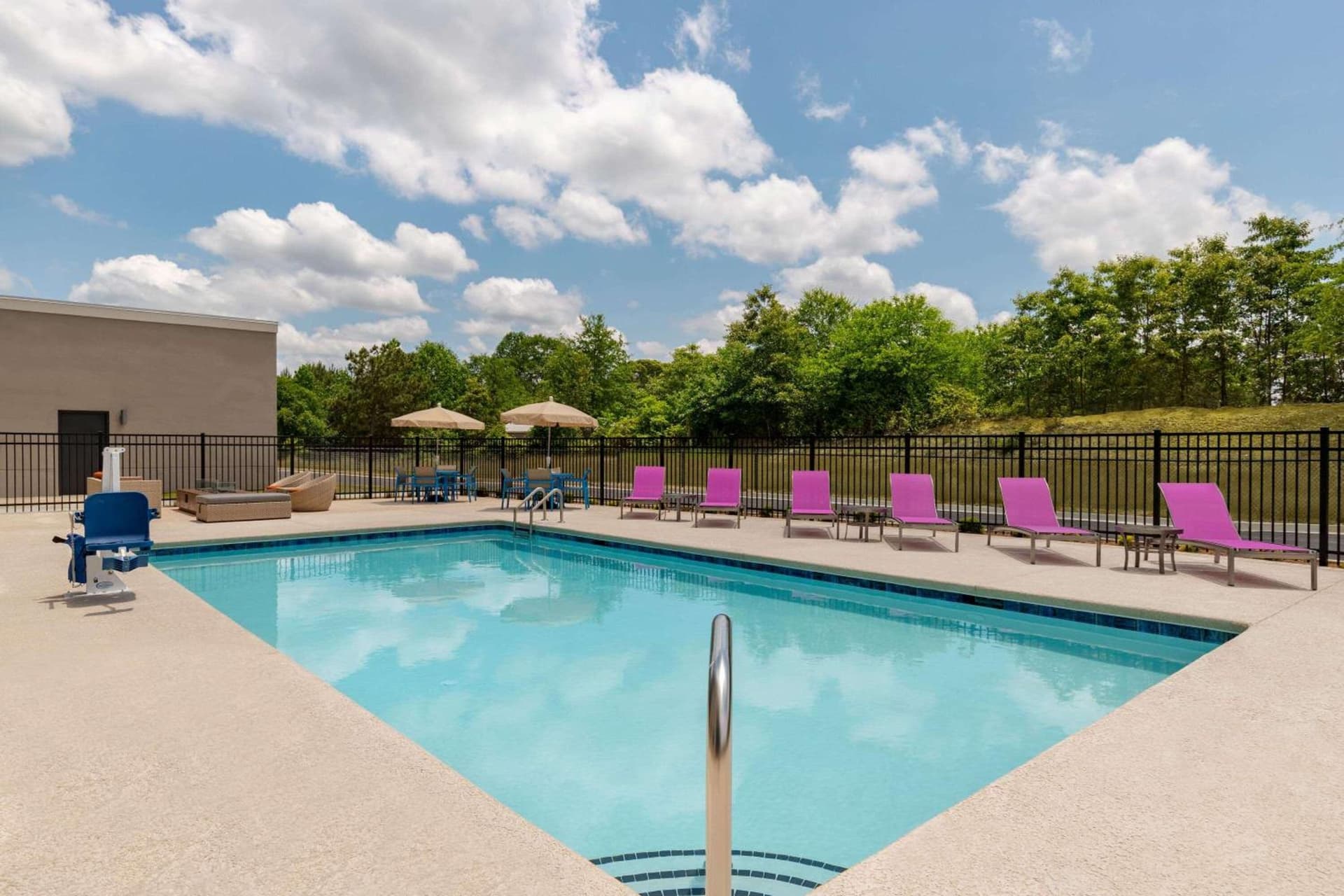 La Quinta Inn & Suites by Wyndham Braselton interior in Braselton, GA — gallery photo 2