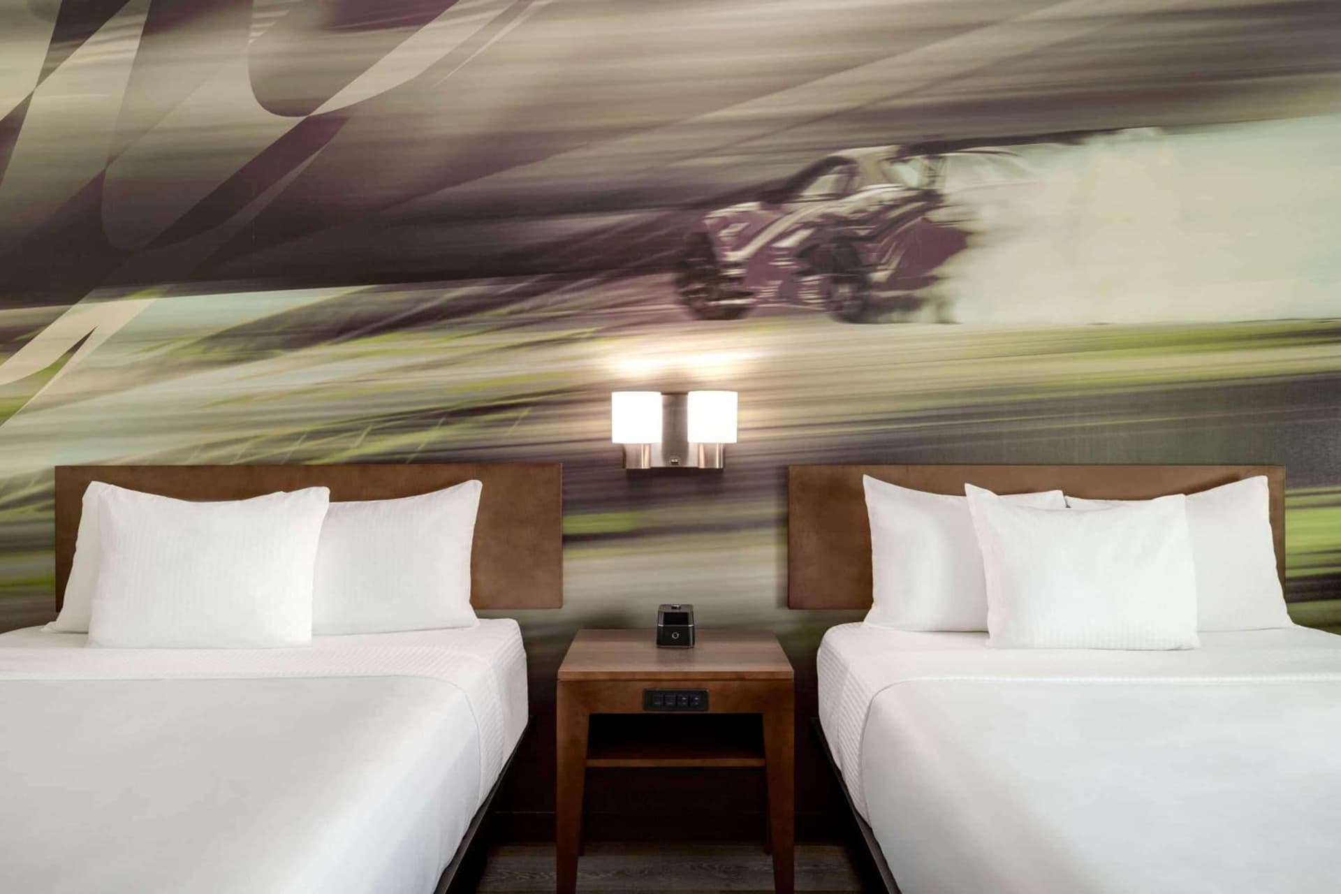 La Quinta Inn & Suites by Wyndham Braselton interior in Braselton, GA — gallery photo 2