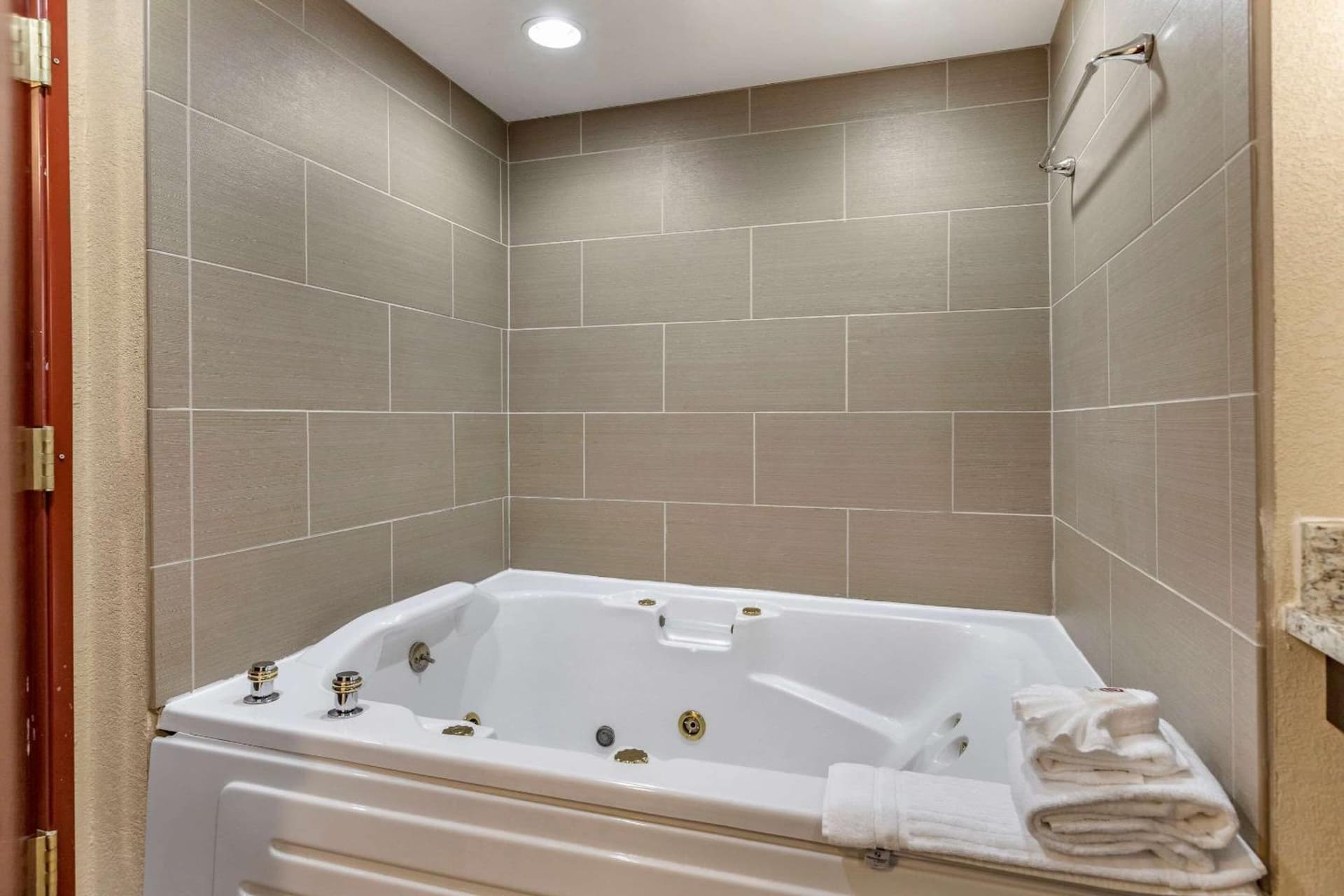 Comfort Inn & Suites Allen Park - Dearborn gallery photo in Allen Park, MI — image 15