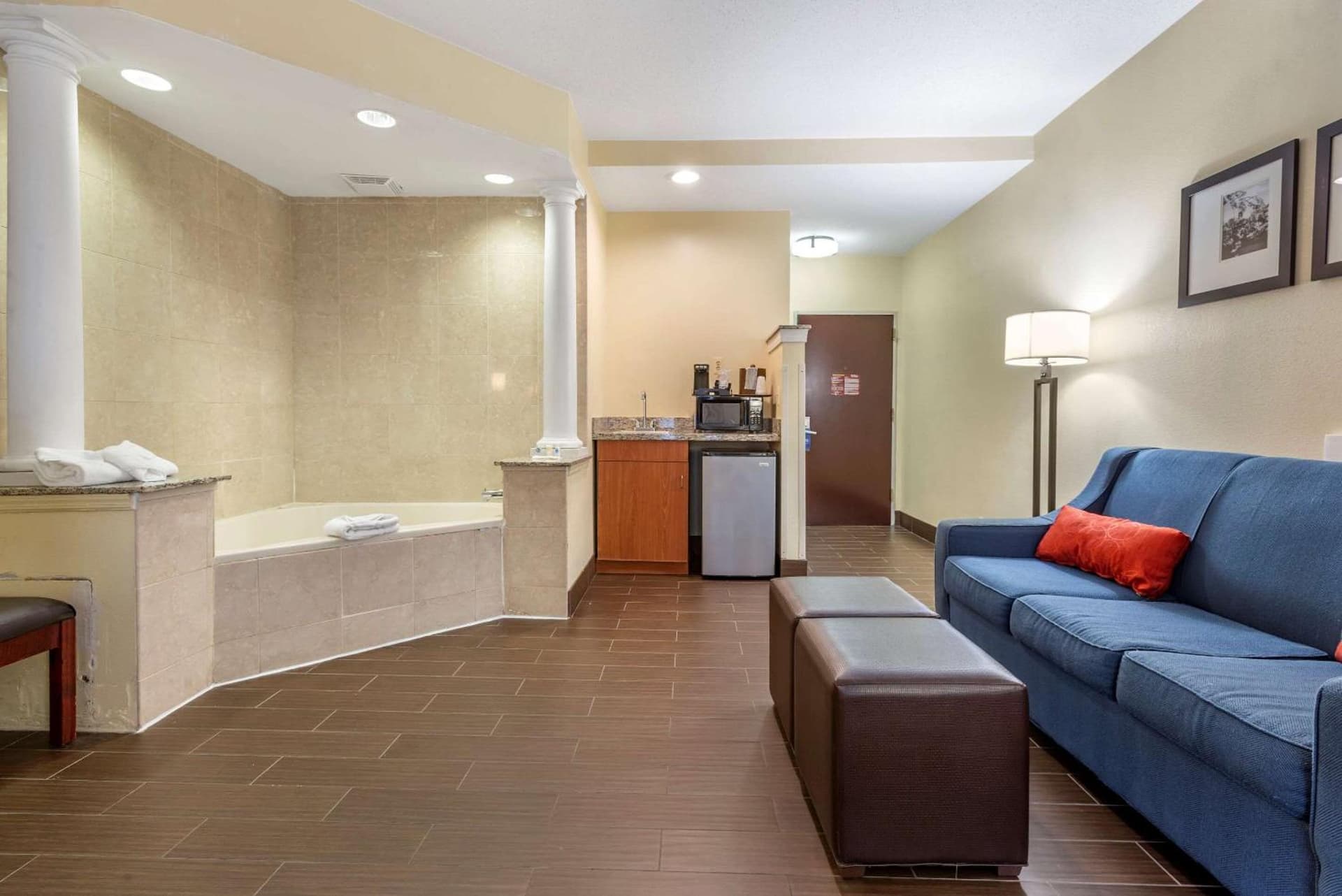 Comfort Suites Newark - Harrison gallery photo in Newark, NJ — image 9