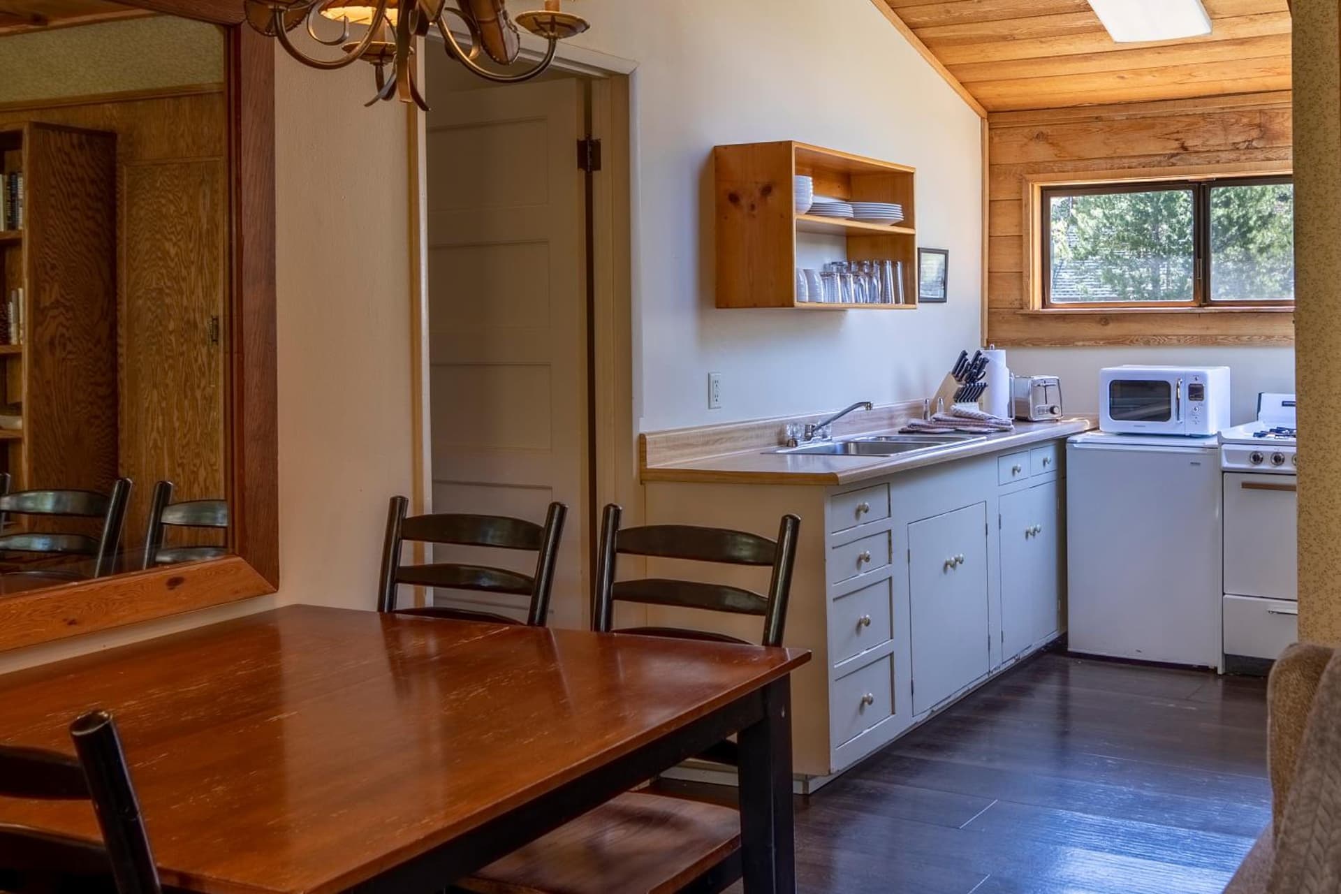 Tamarack Lodge interior in Mammoth Lakes, CA — gallery photo 2