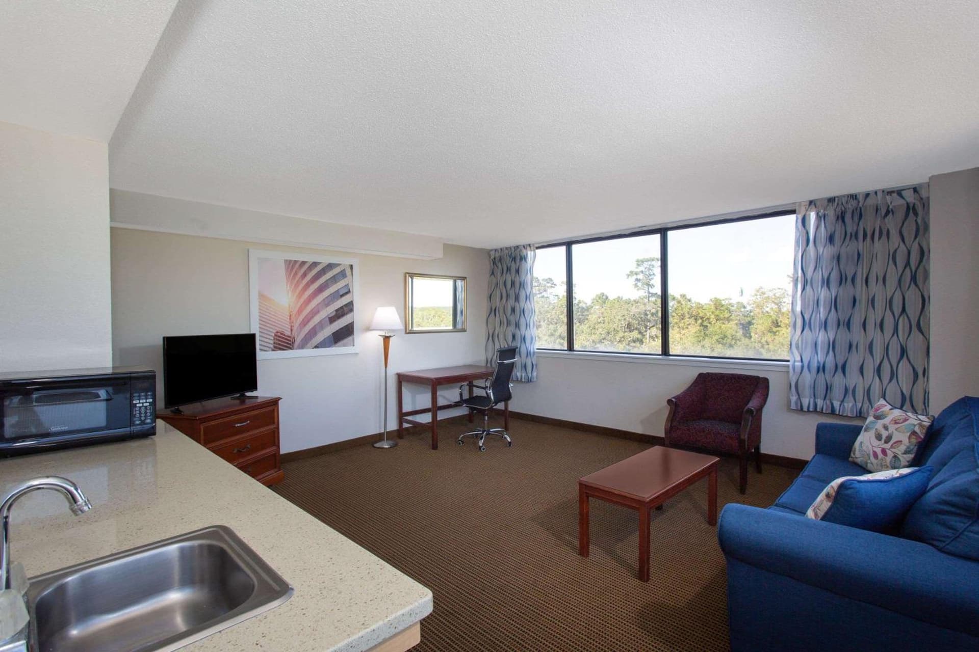 Days Inn & Suites by Wyndham Tallahassee Conf Center I-10 gallery photo in Tallahassee, FL — image 9