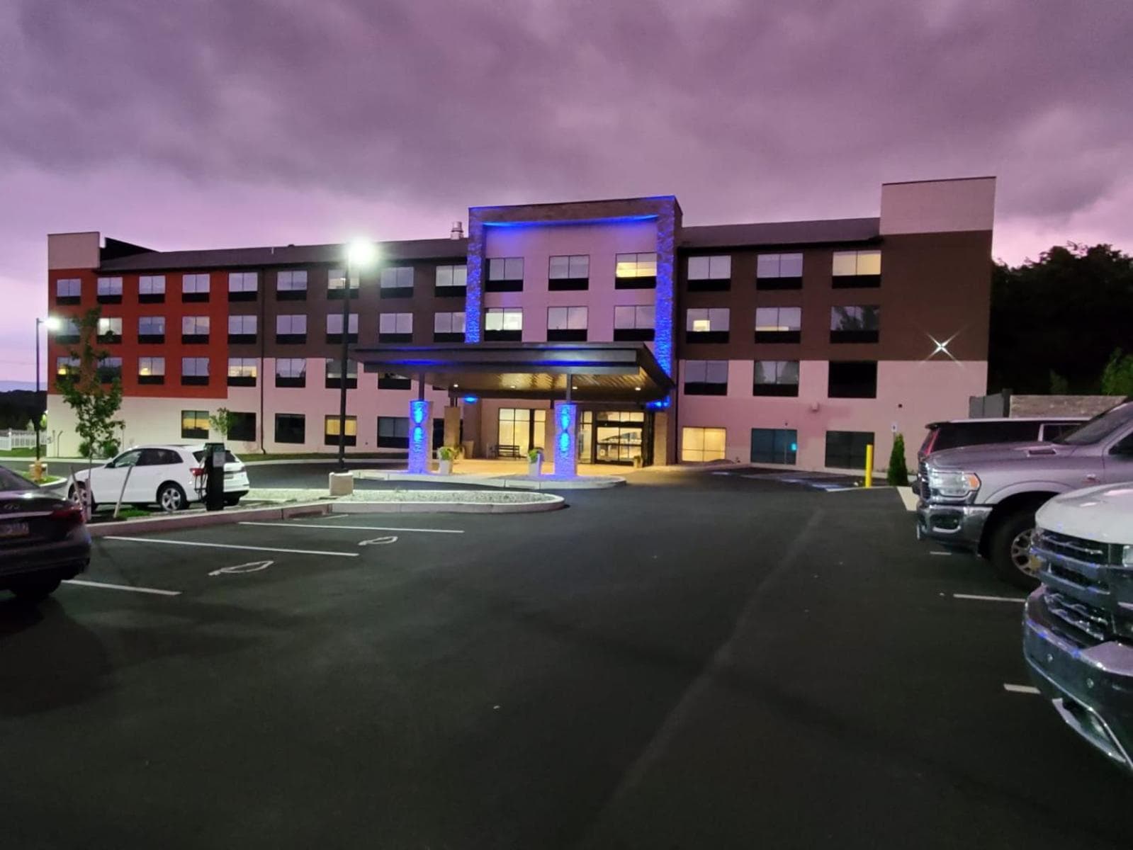 Holiday Inn Express & Suites - Harrisburg S - Mechanicsburg by IHG interior in Mechanicsburg, PA — gallery photo 2