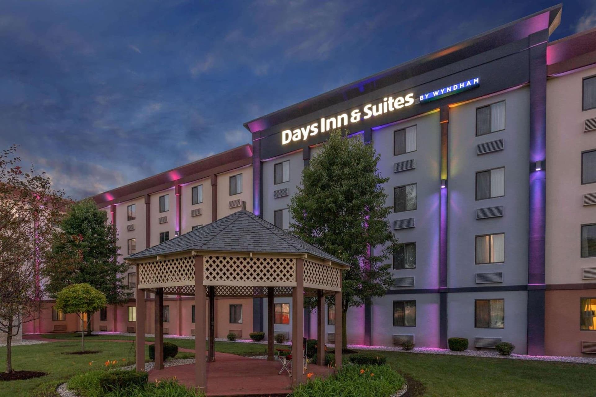 Days Inn and Suites by Wyndham Hammond, IN interior in Hammond, IN — gallery photo 2